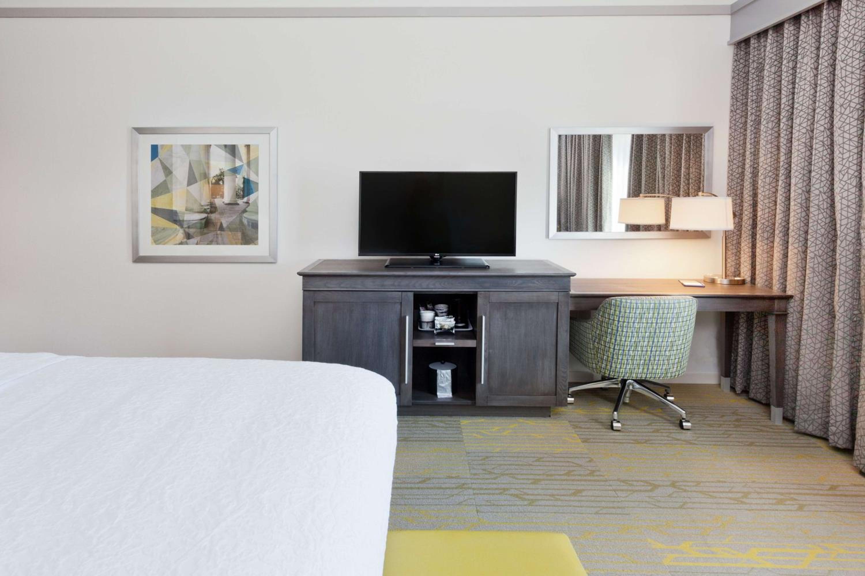 King Room with Accessible Tub - Mobility and Hearing Access/Non-Smoking photo 2