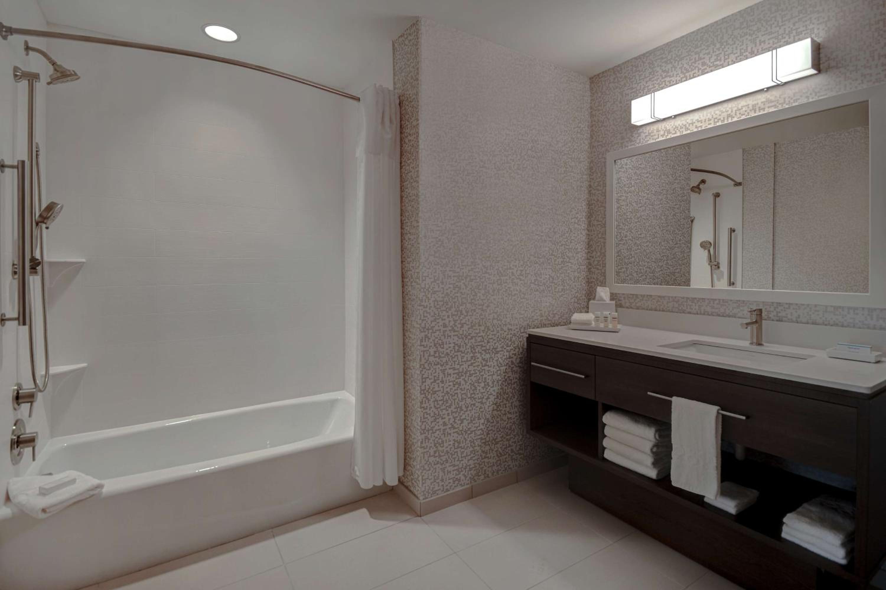 One-Bedroom King Suite - Non-Smoking - Photo 8
