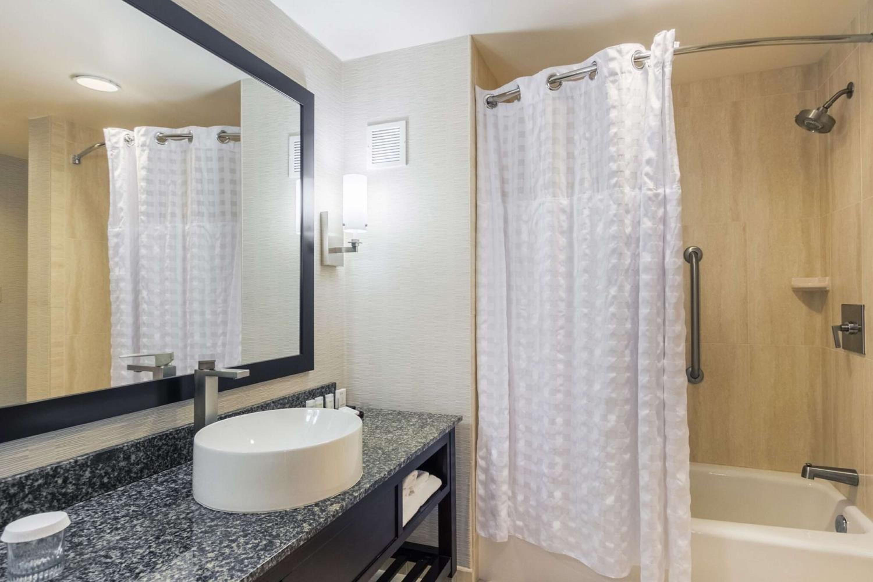 Embassy Suites by Hilton Newark Airport, Foto 4
