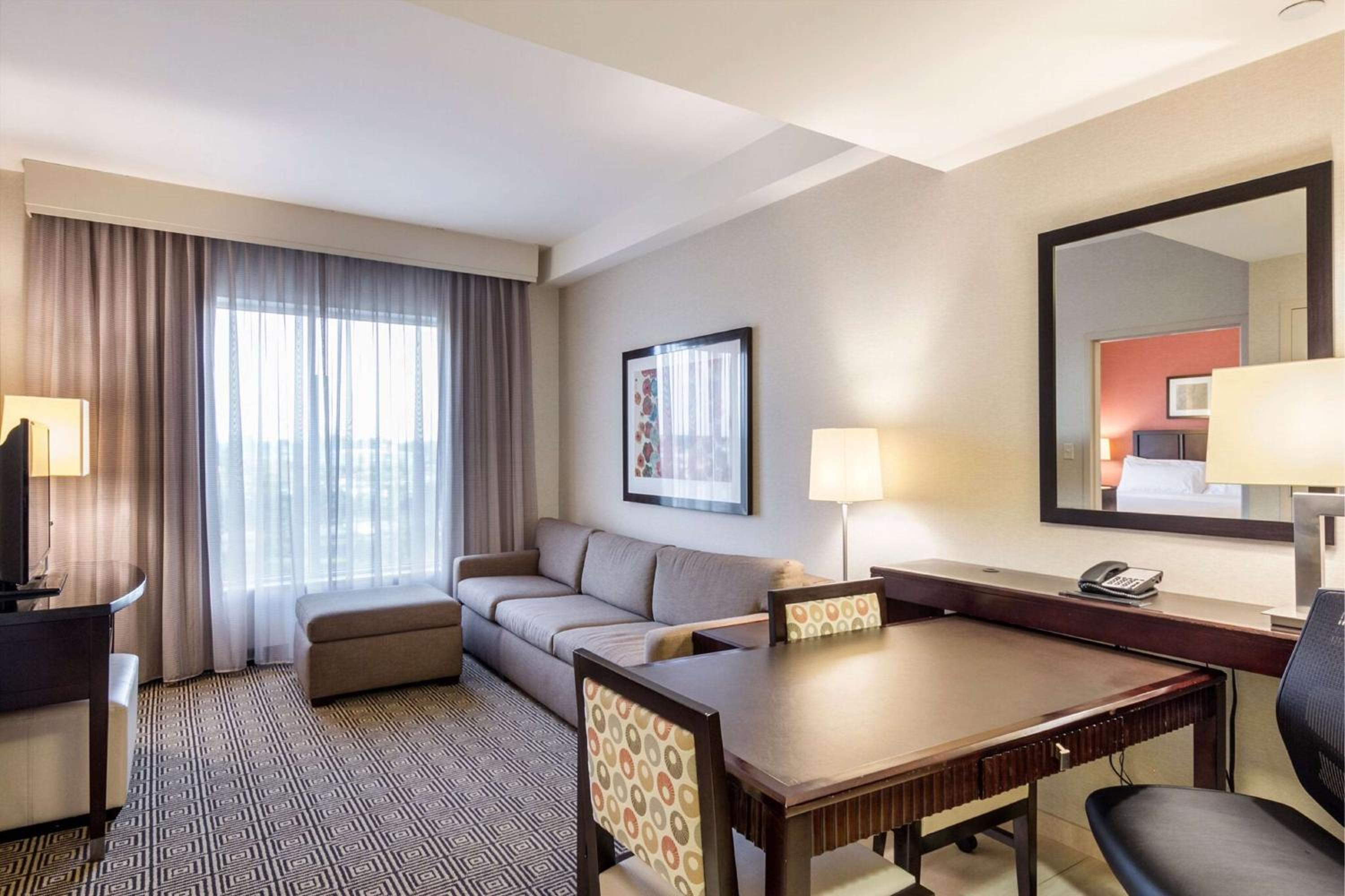 Embassy Suites by Hilton Newark Airport, Foto 2