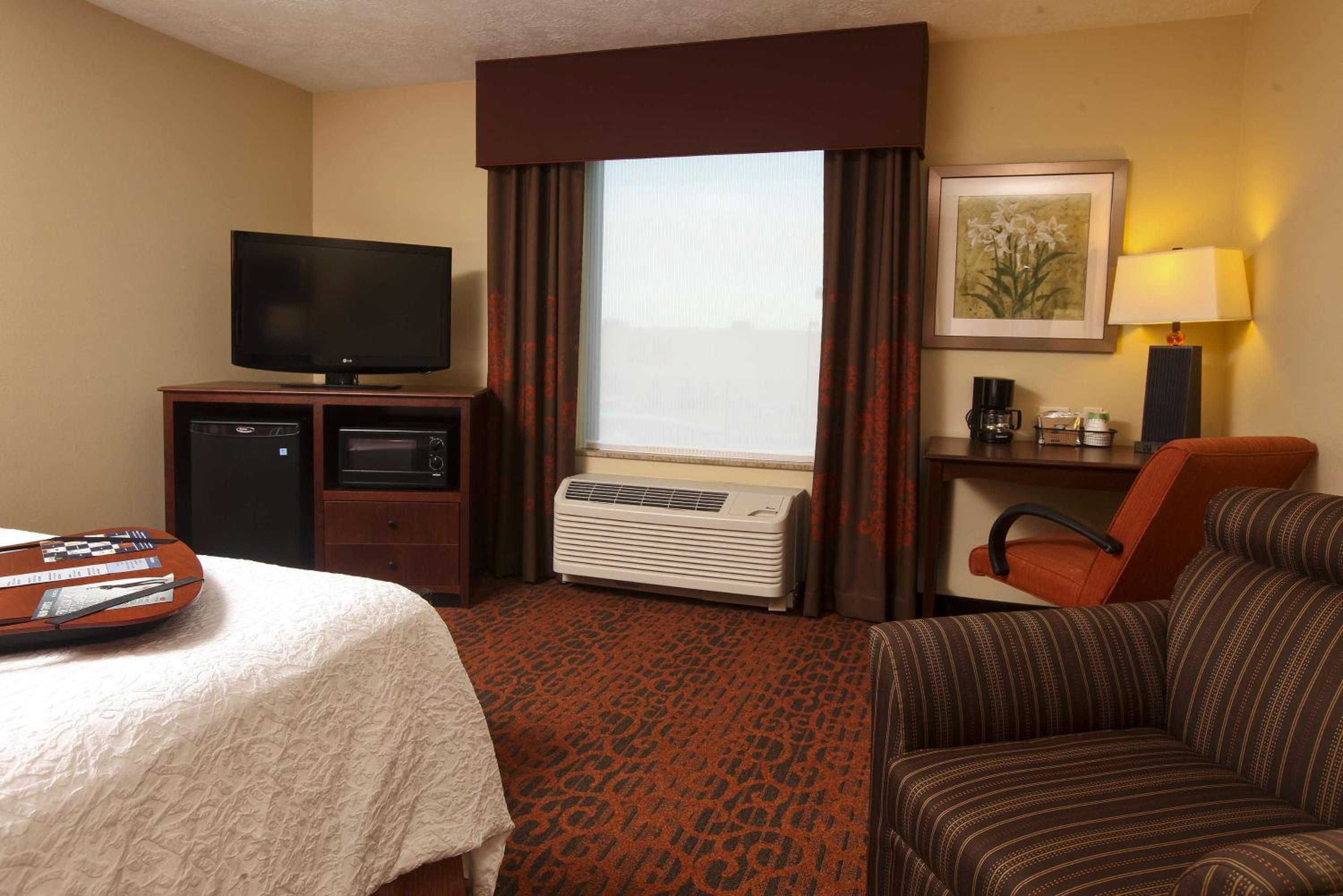 King Room with King Bed - Non-Smoking - Photo 1