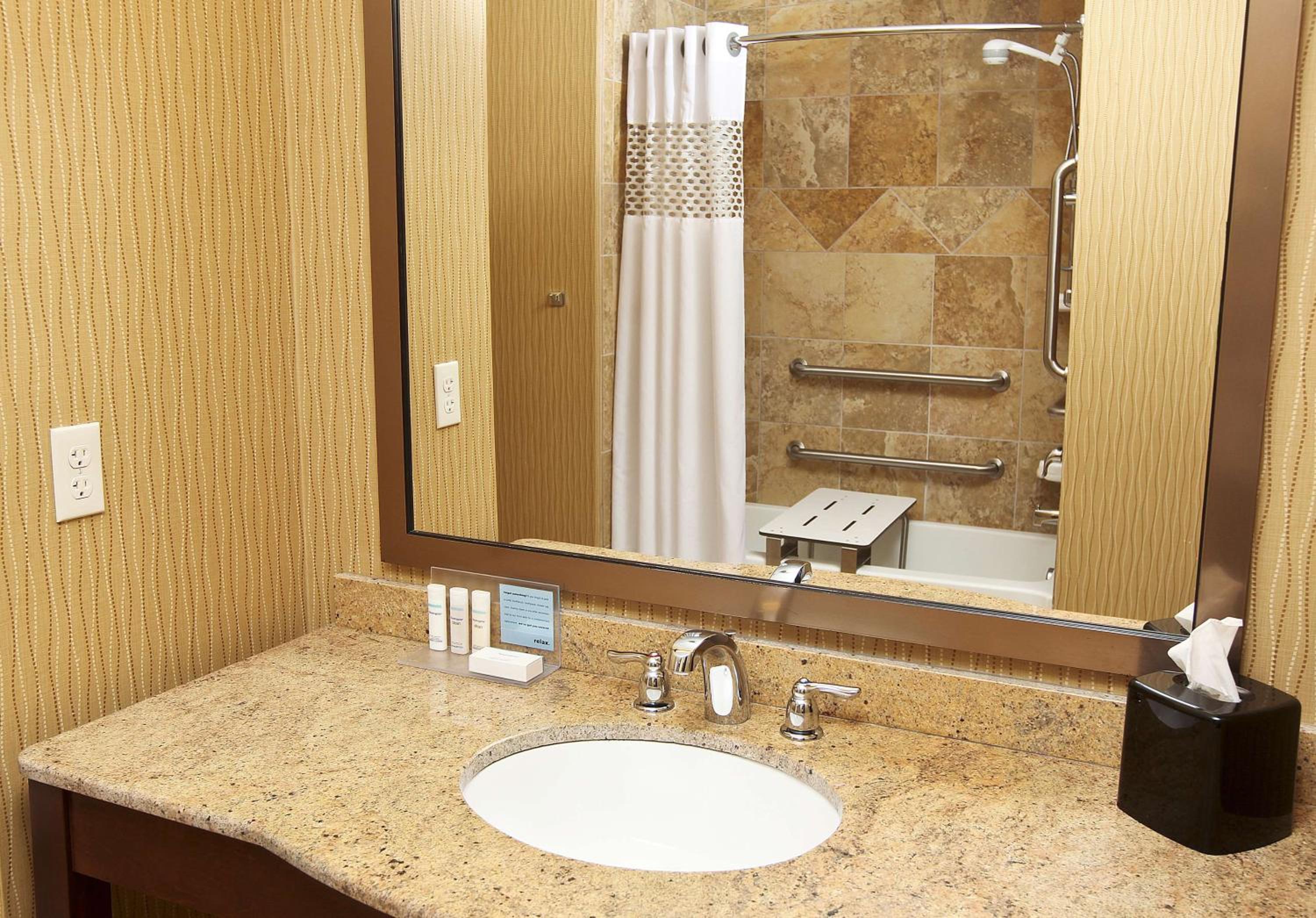 King Room with Accessible Tub - Mobility and Hearing Access/Non-Smoking - Photo 4