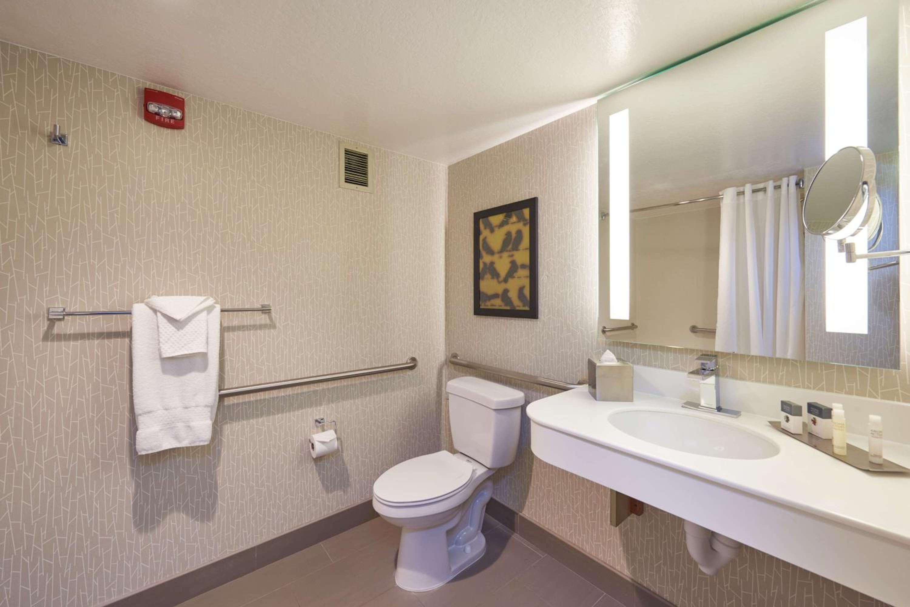 King Room with Accessible Tub - Mobility and Hearing Access - Photo 5