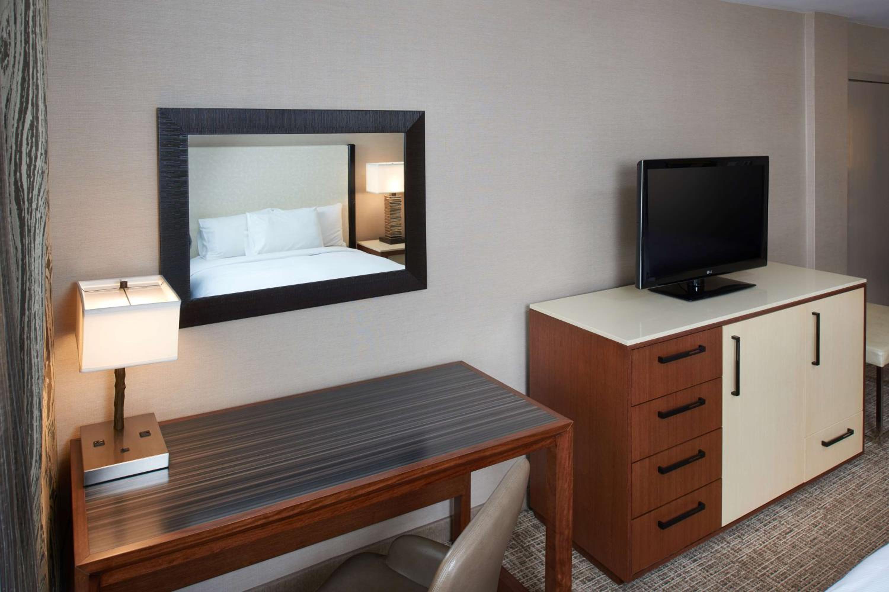 Room with Two Queen Beds - Non-Smoking - Photo 5