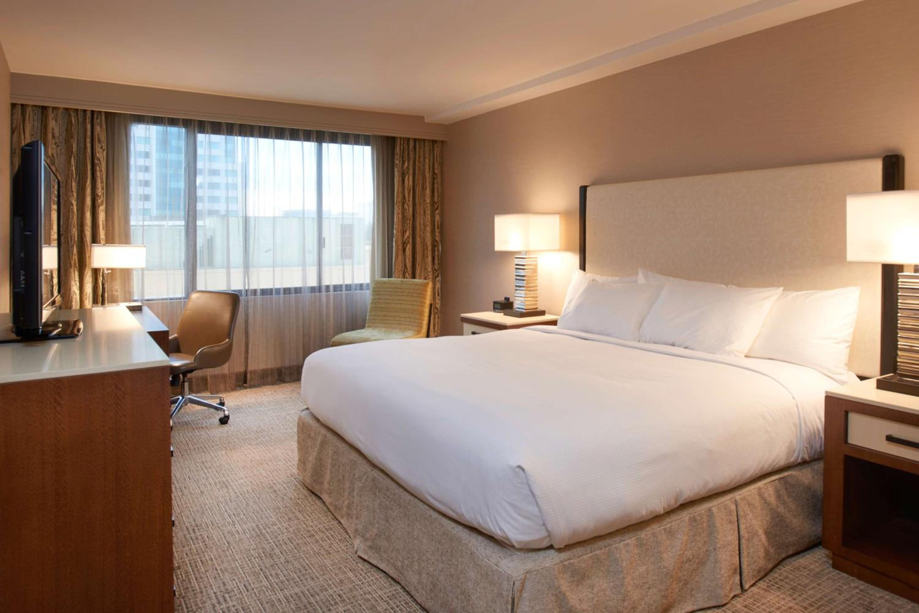 King Room with Accessible Tub - Mobility and Hearing Access - Photo 2