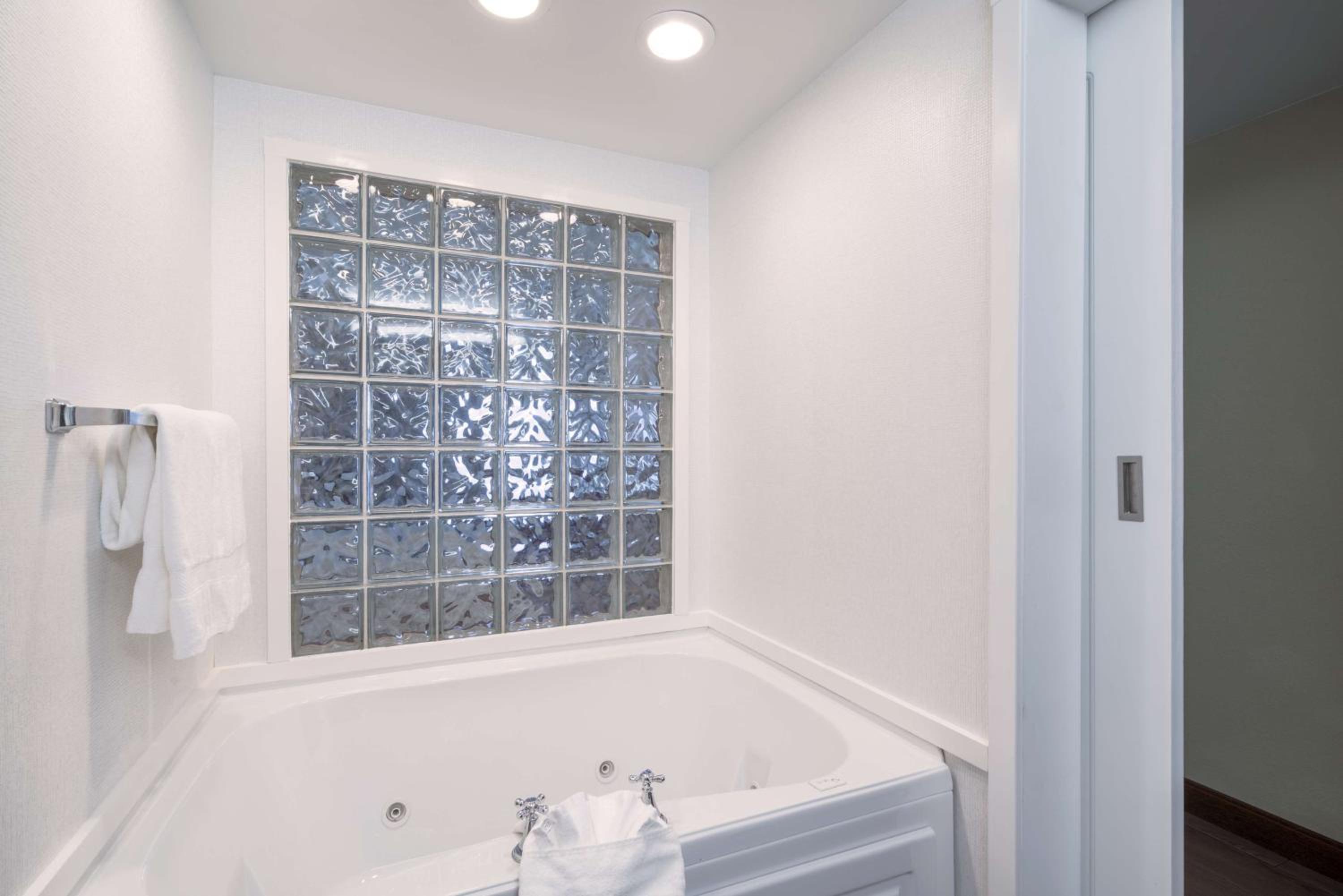 Deluxe King Room with Whirpool - Non-Smoking - Photo 2