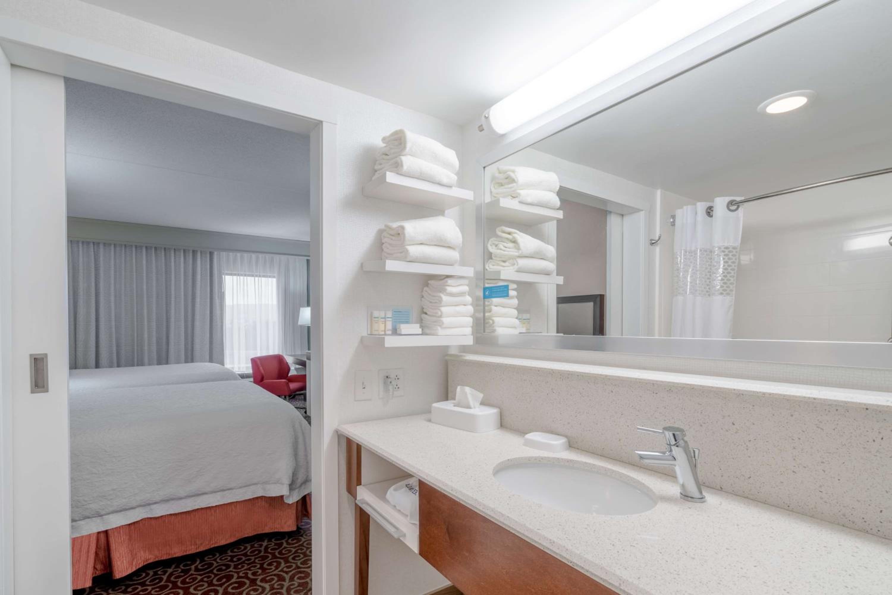 Room with Two Queen Beds - Non-Smoking - Photo 3