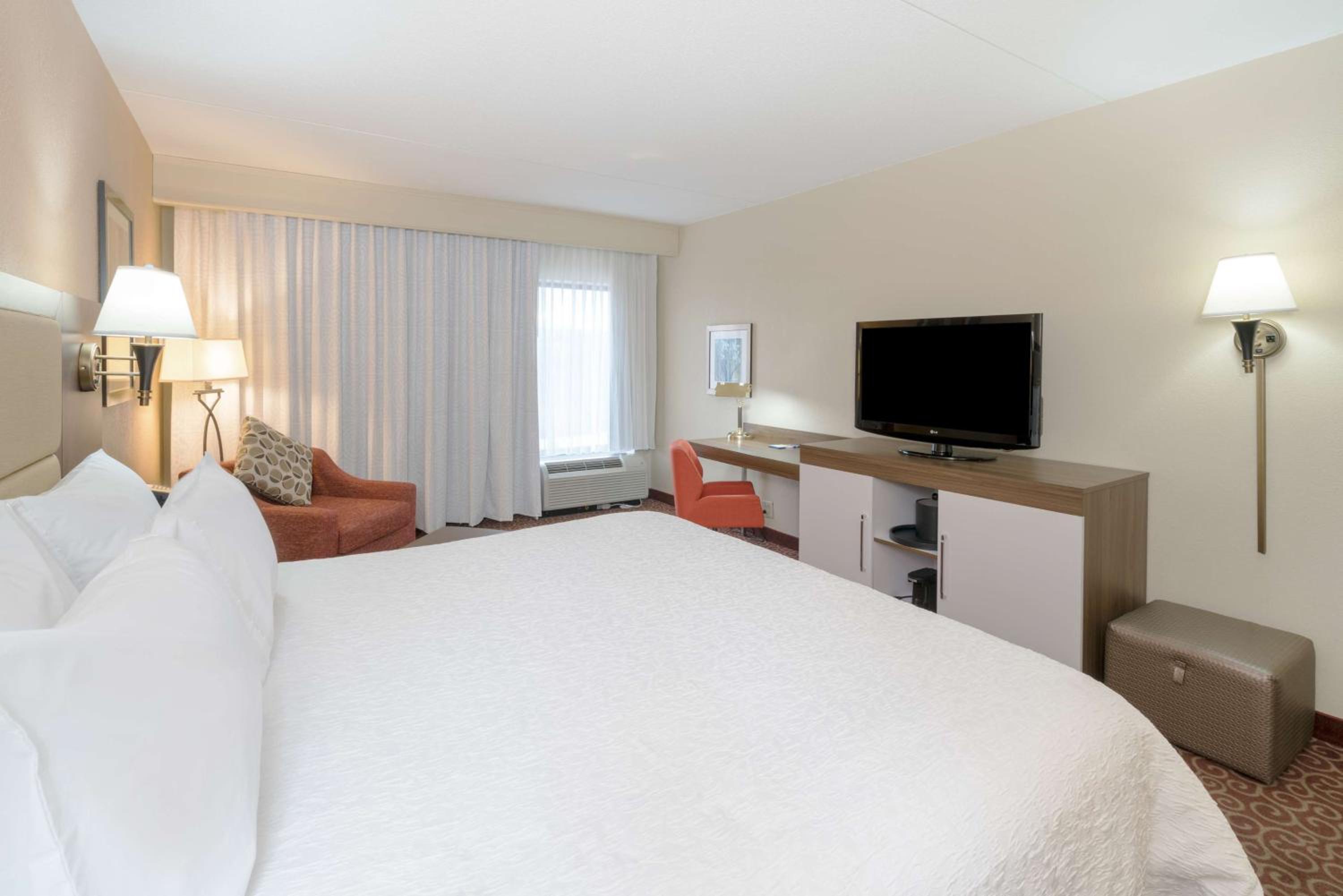 King Room with King Bed - Non-Smoking - Photo 1