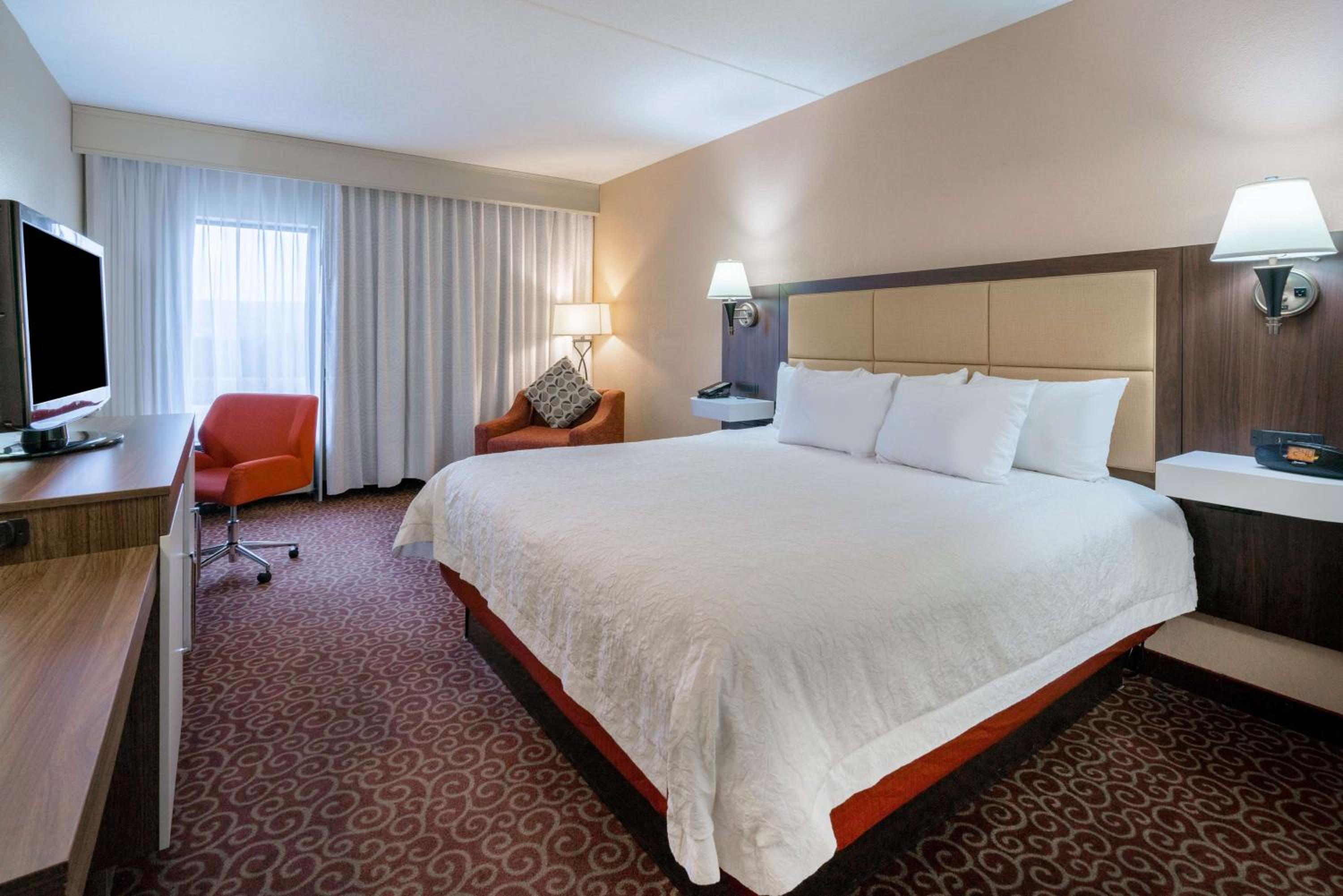 King Room with King Bed - Non-Smoking - Photo 3