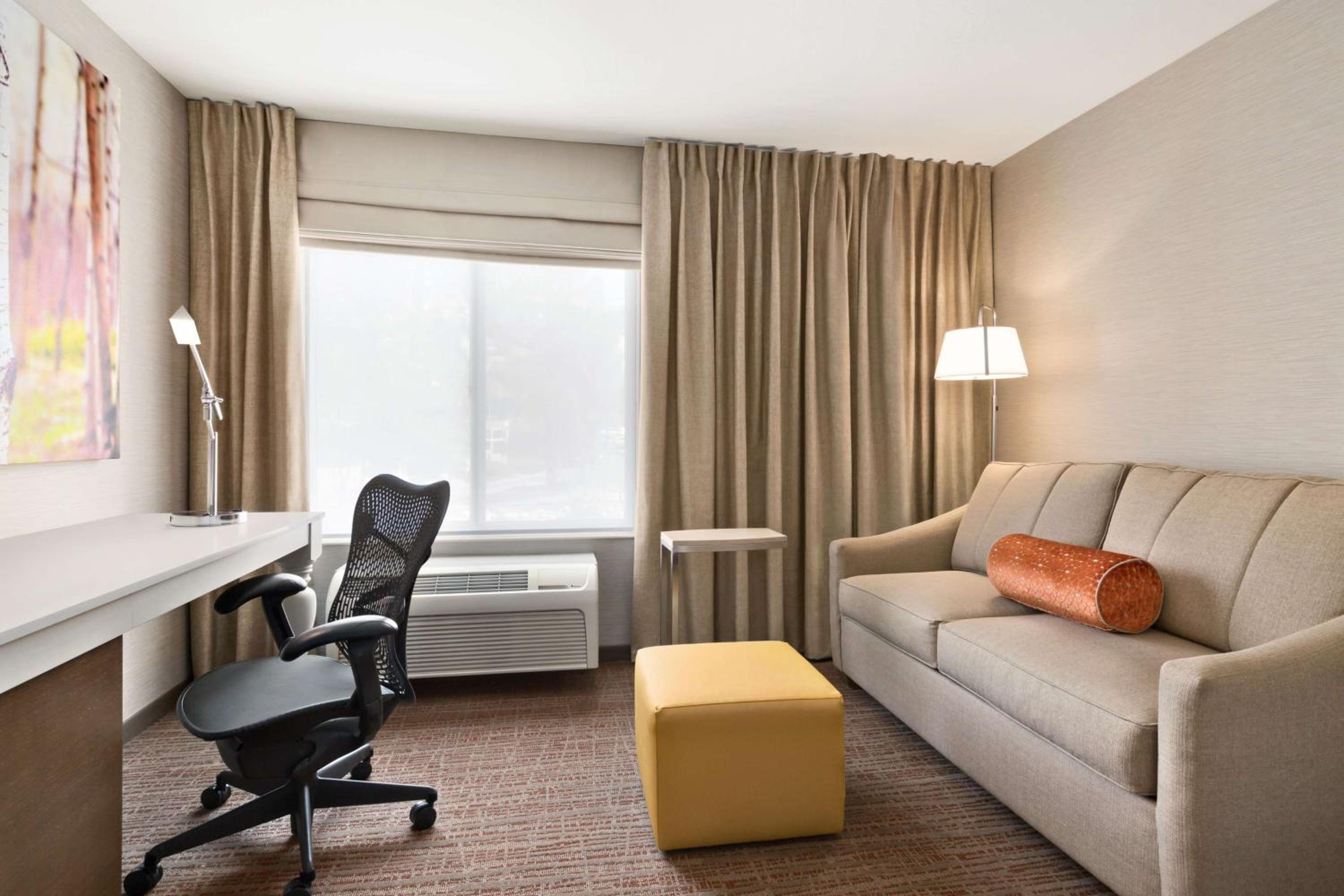 King Room with Sofa Bed - Photo 2