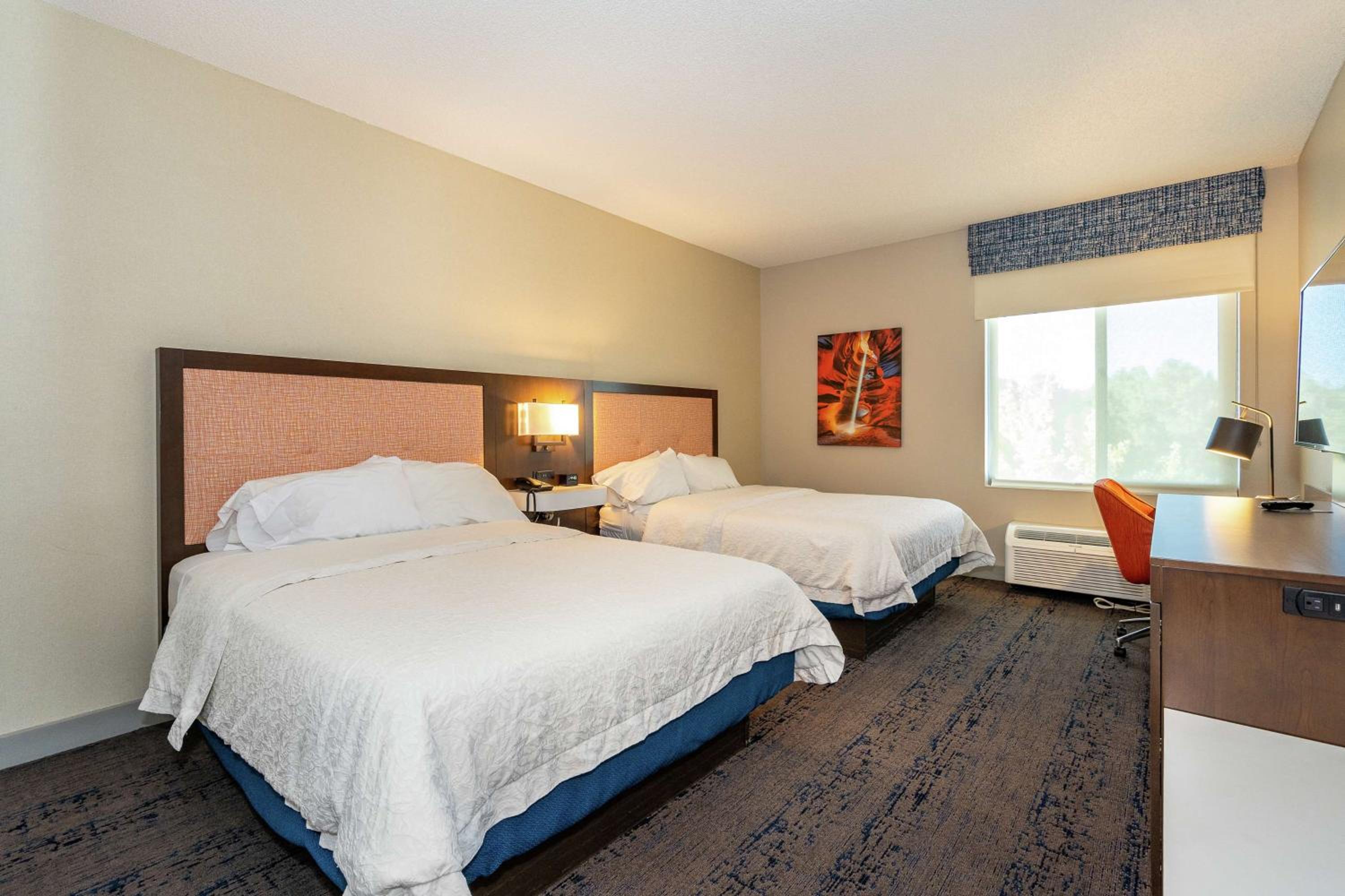 Room with Two Queen Beds - Non-Smoking - Photo 4