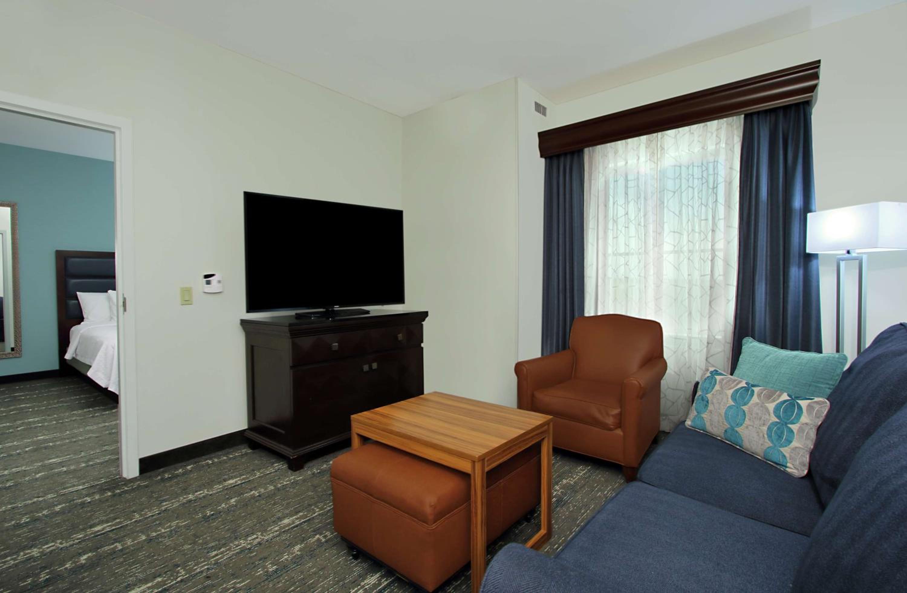 One-Bedroom Queen Suite with Two Queen Beds - Non-Smoking - Photo 3