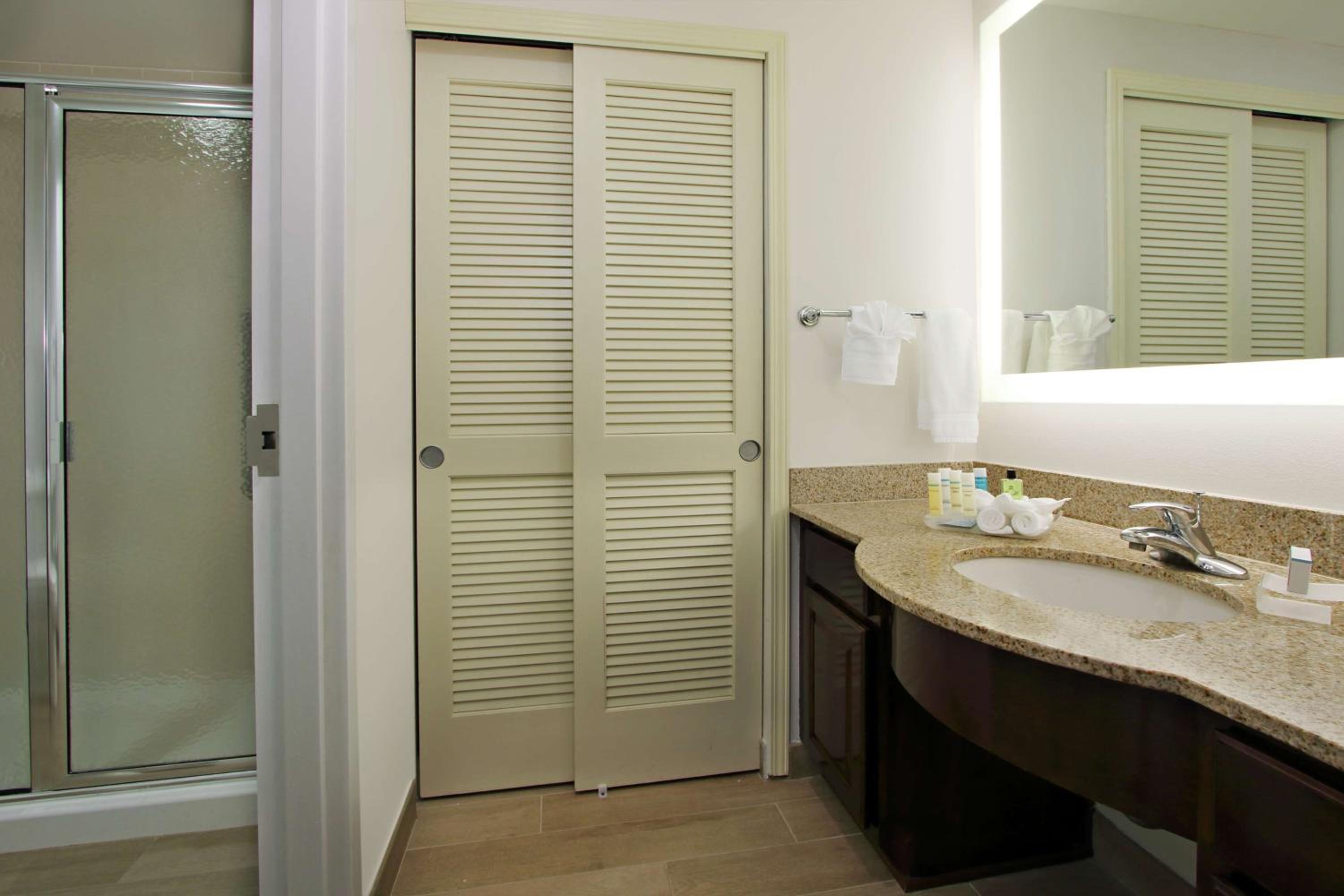 King Studio Suite - Non-Smoking - Photo 3