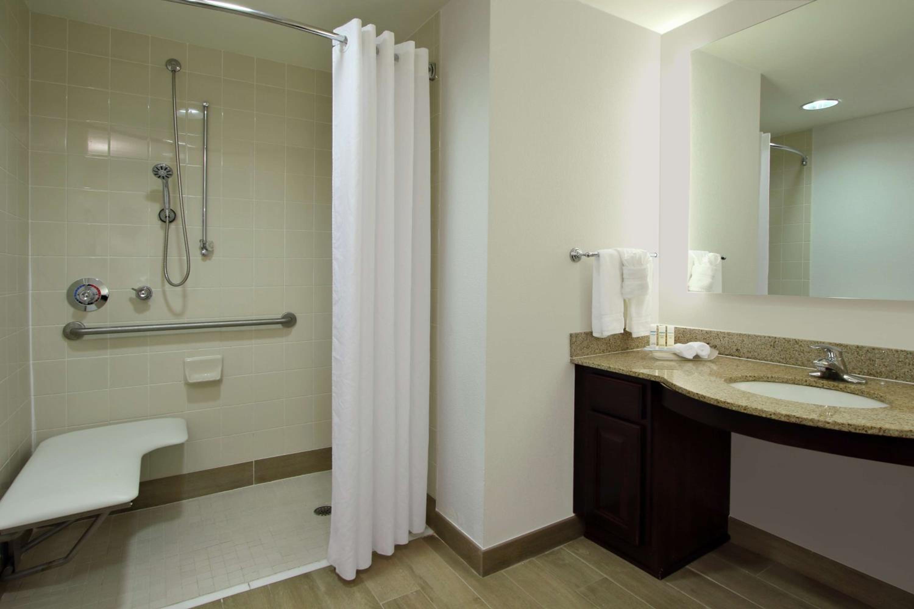 Suite with Tub - Mobility and Hearing Access/Non-Smoking