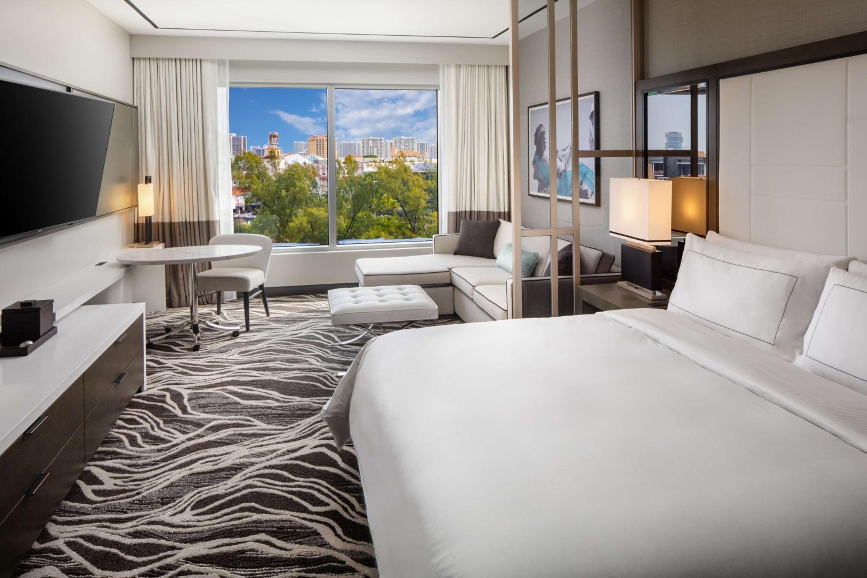 Deluxe King Room - Photo 3