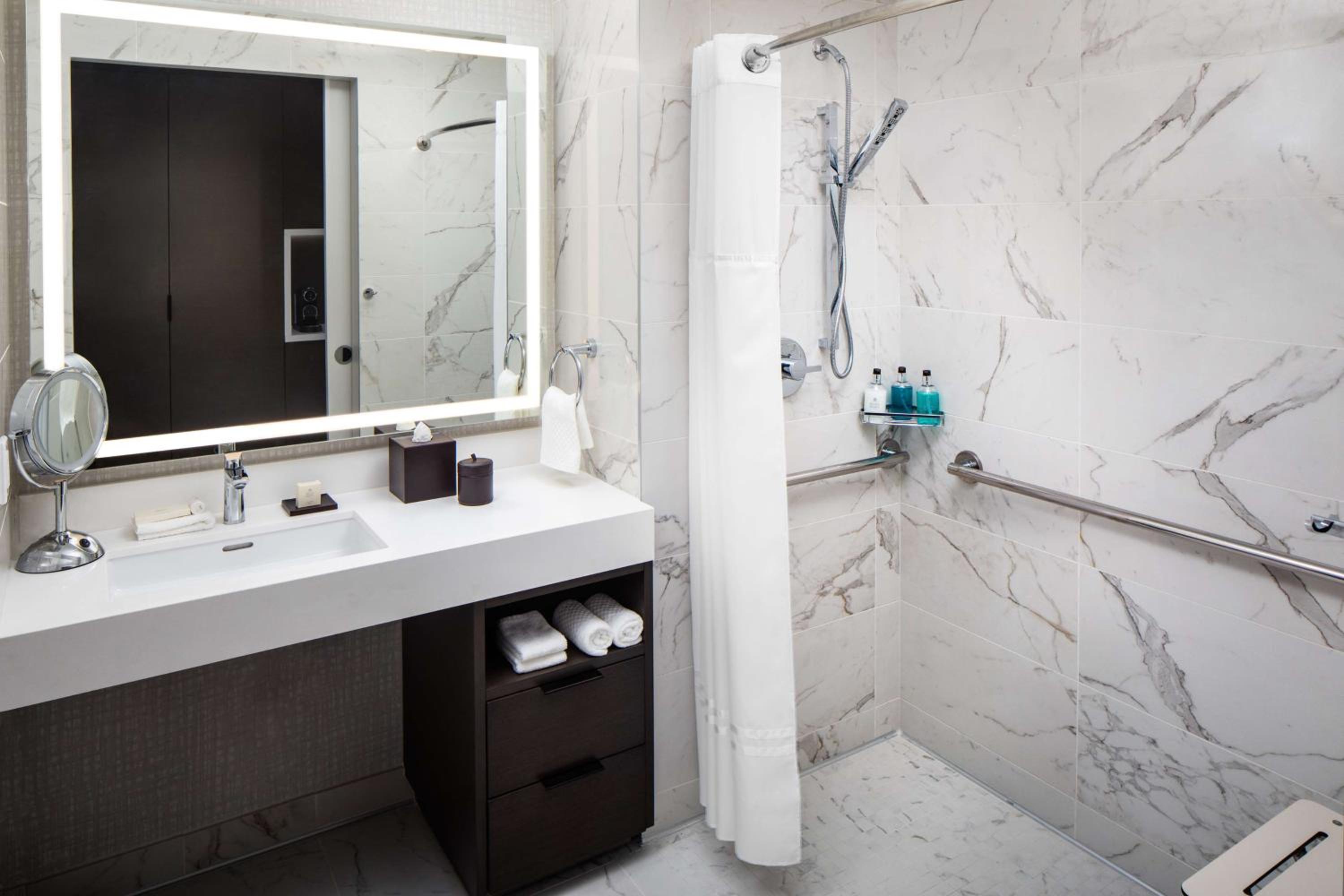 Deluxe King Room with Roll-In Shower - Mobility Accessible - Photo 5