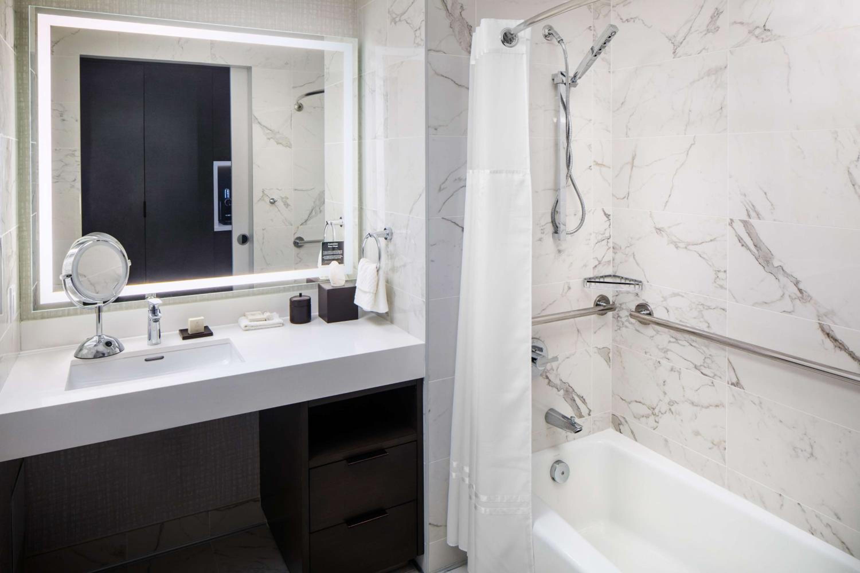King Room with Accessible Tub - Mobility Access - Photo 5
