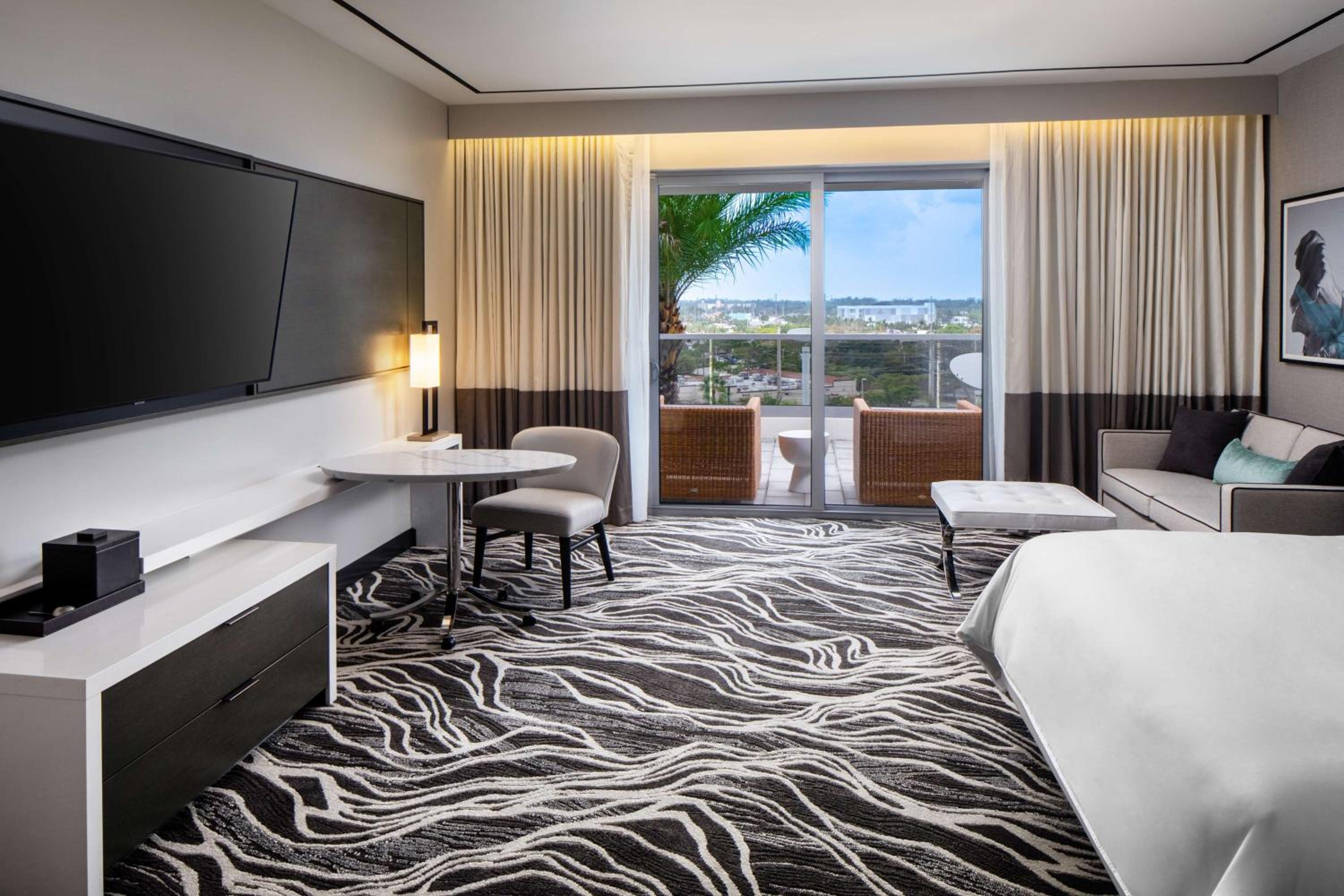 King Room with Balcony - Hearing Accessible - Photo 1