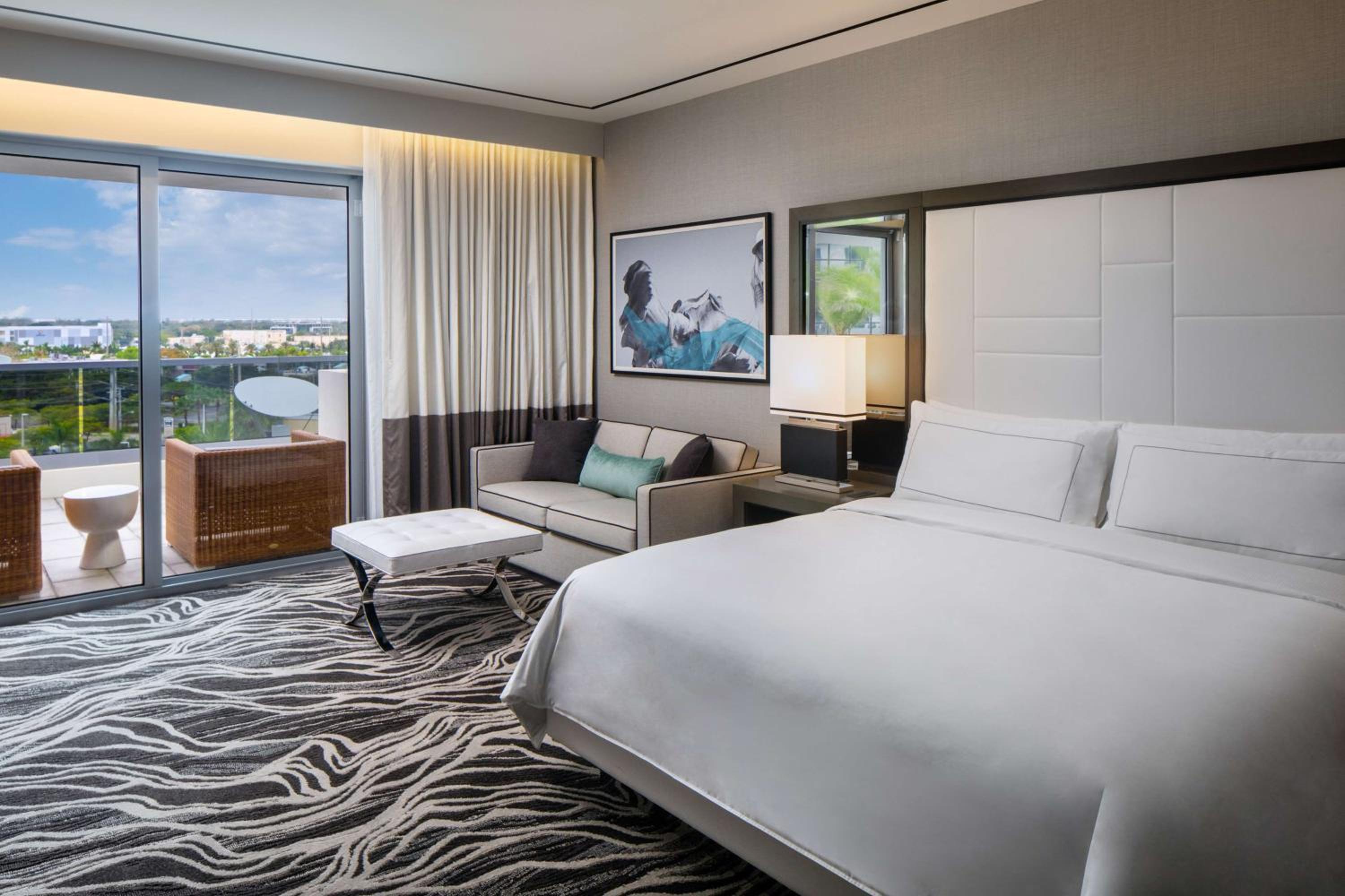 King Room with Balcony - Hearing Accessible - Photo 3