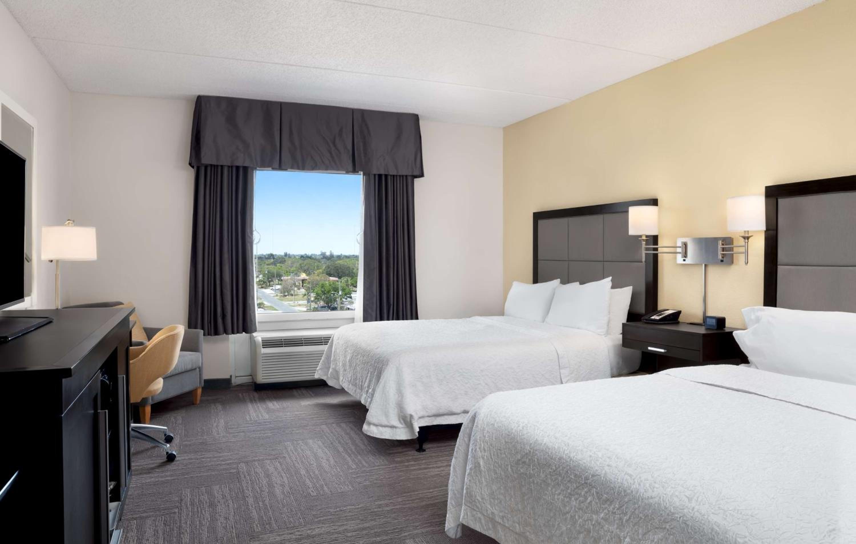 Double Room with Two Queen Beds and Bath Tub - Mobility and Hearing Access/Non-Smoking - Photo 3