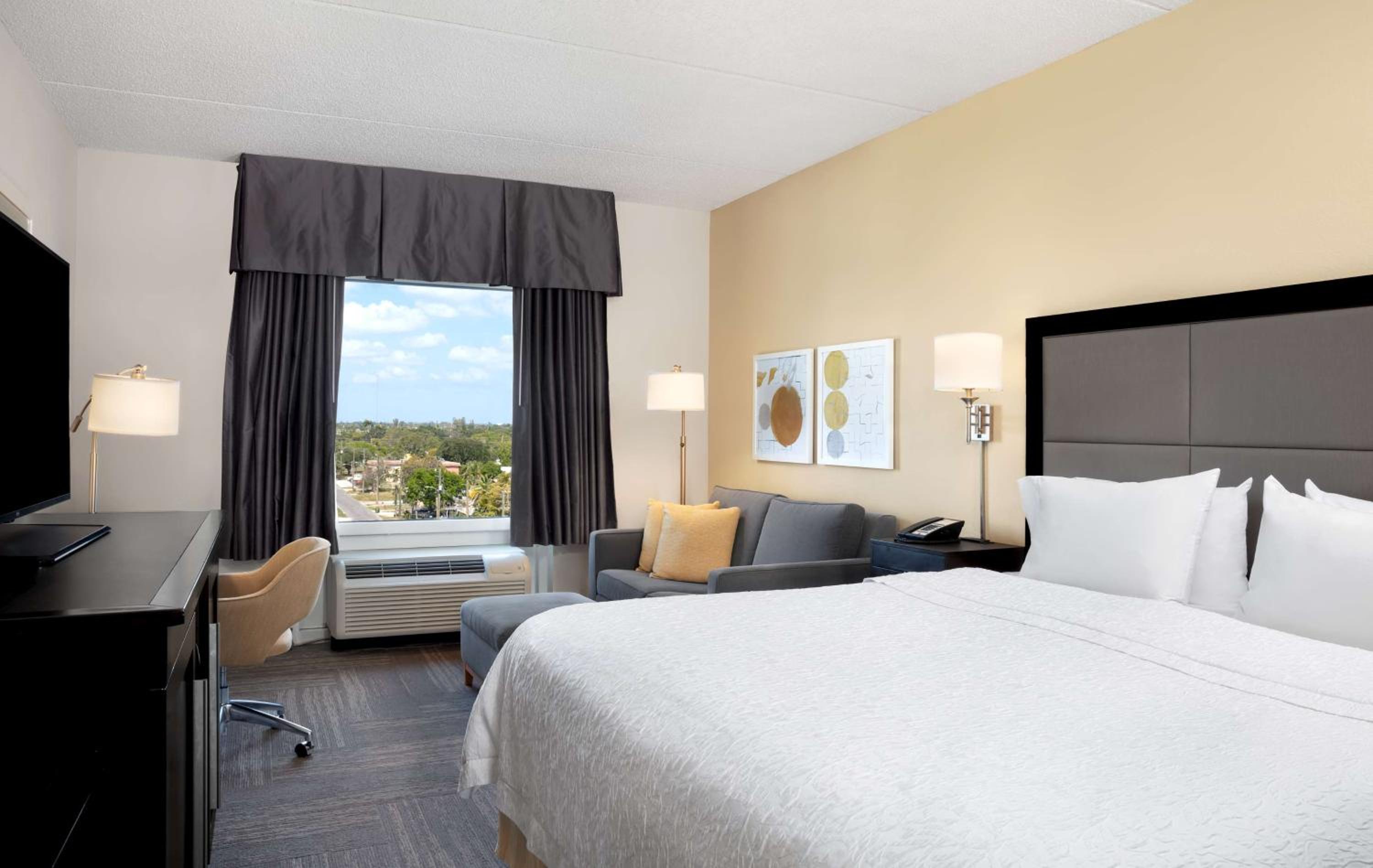 King Room with King Bed - Non-Smoking - Photo 6