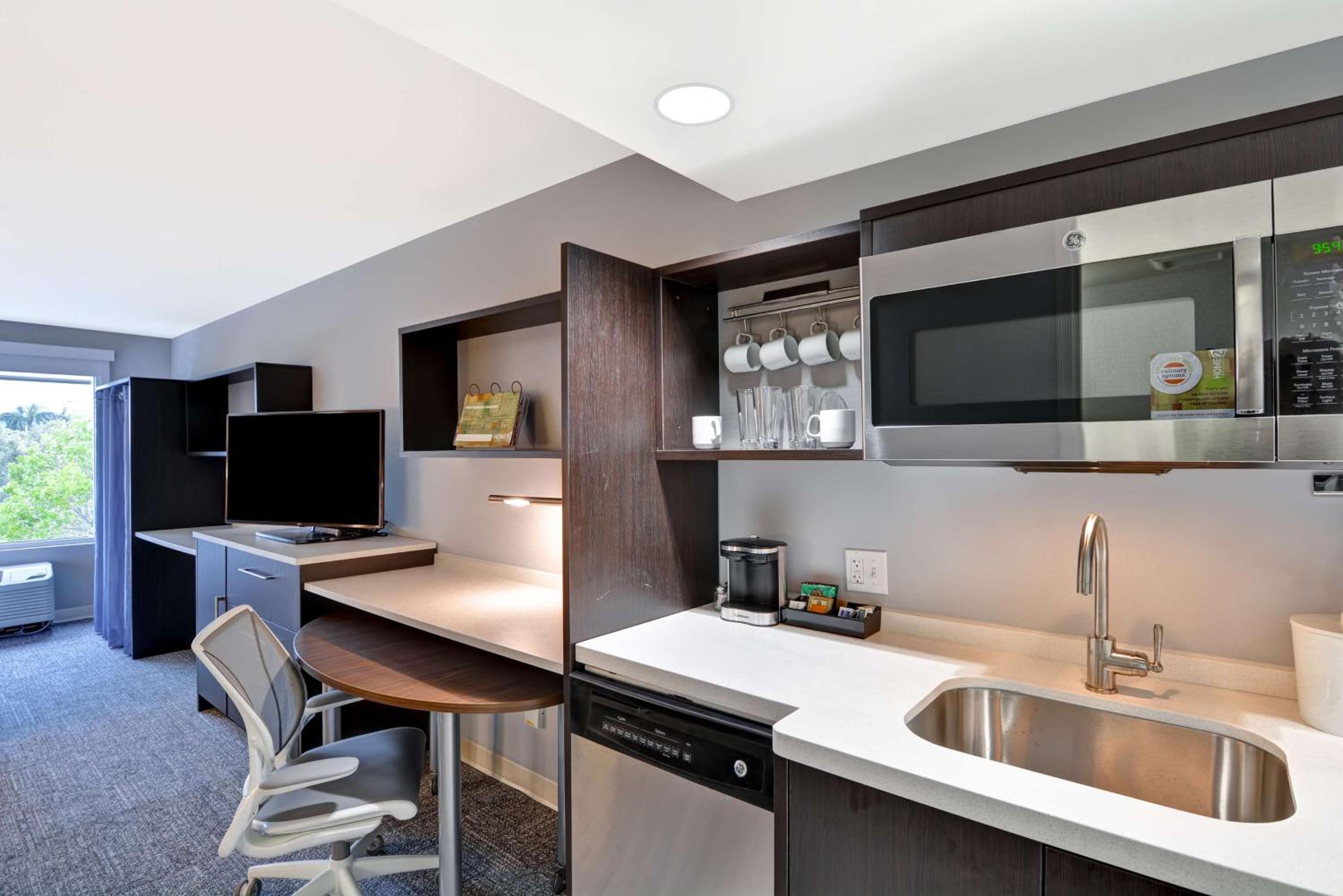 King Studio Suite - Non-Smoking - Photo 2