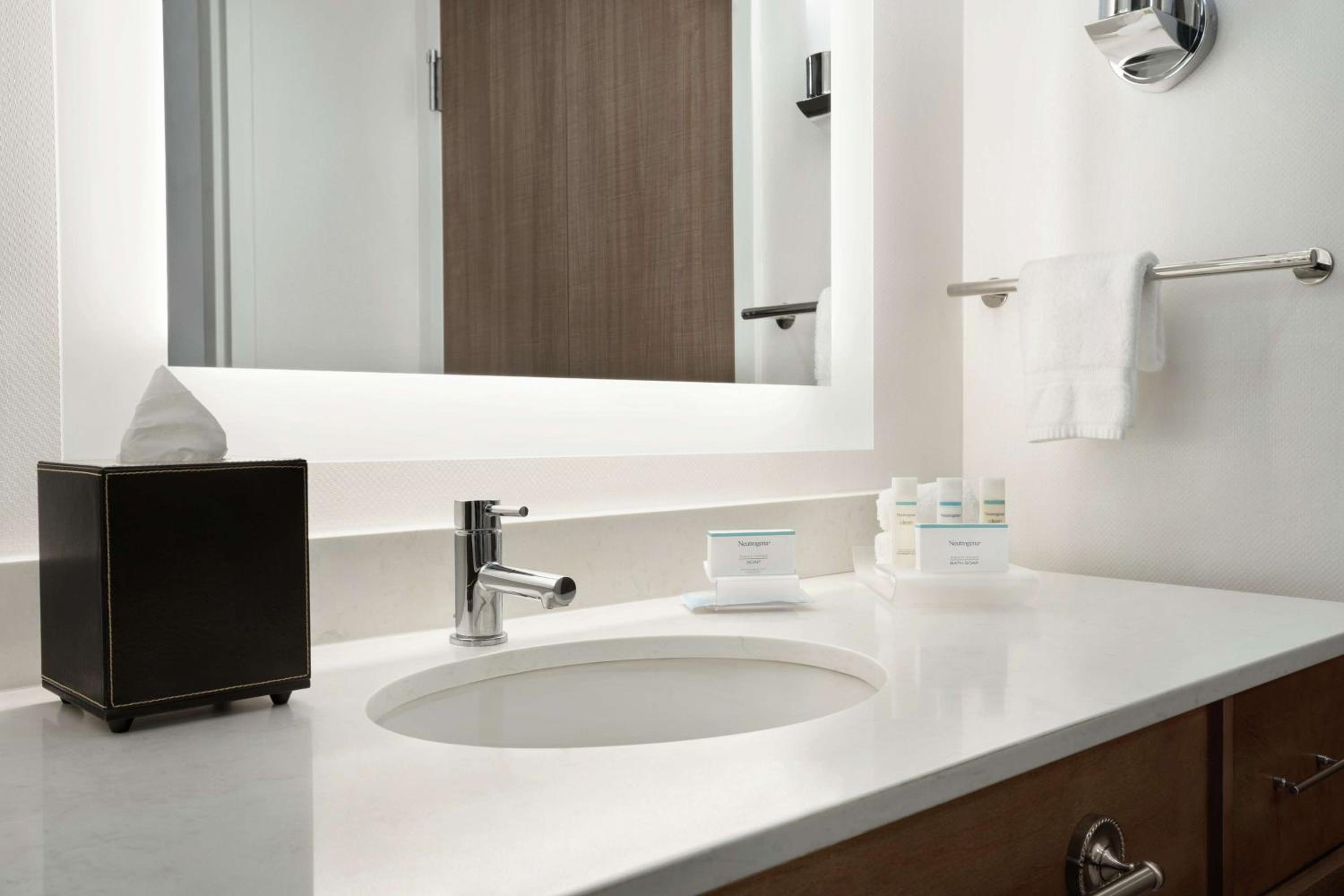 King Studio Suite - Non-Smoking - Photo 3