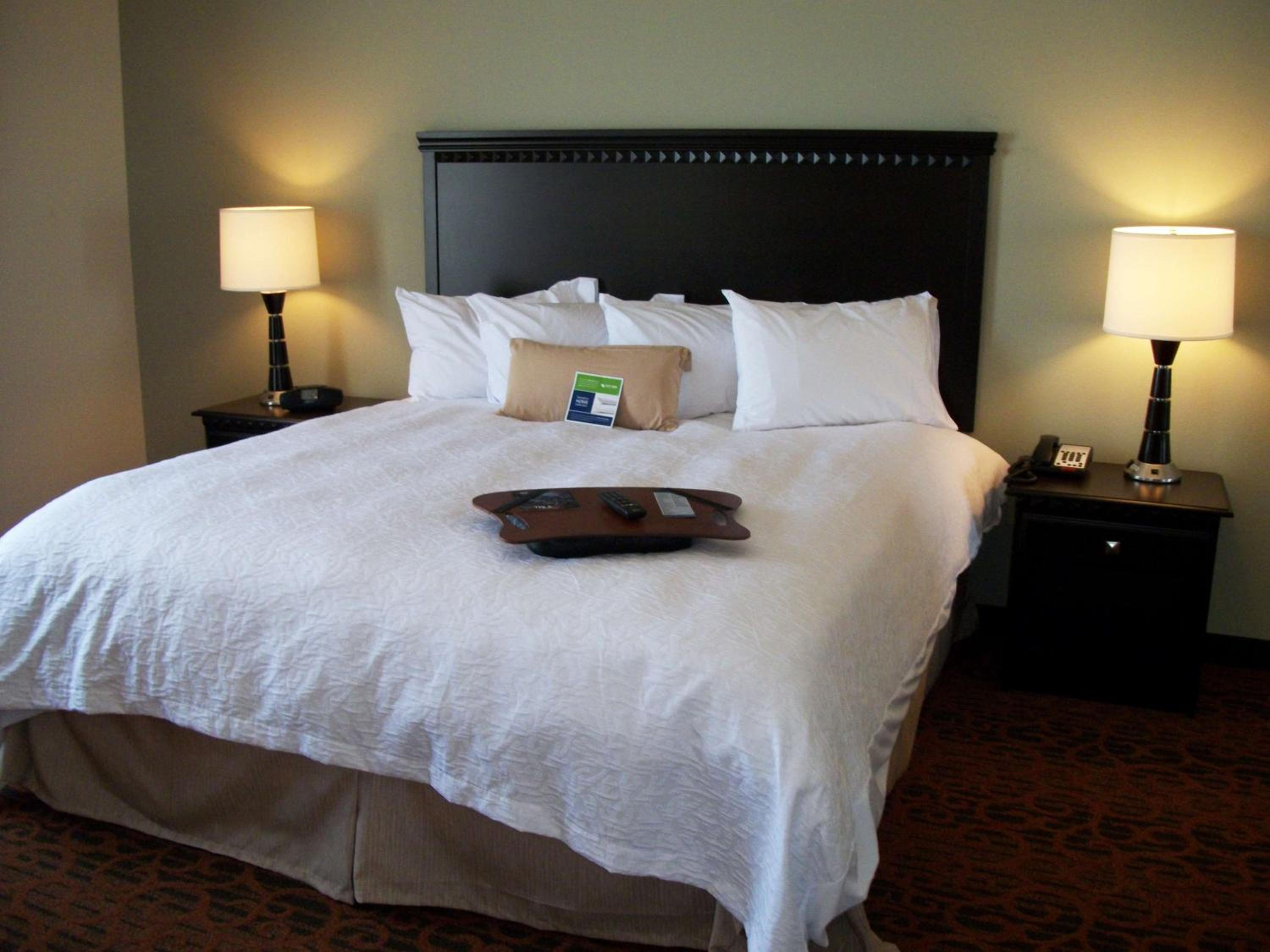 King Room with King Bed - Non-Smoking - Photo 2