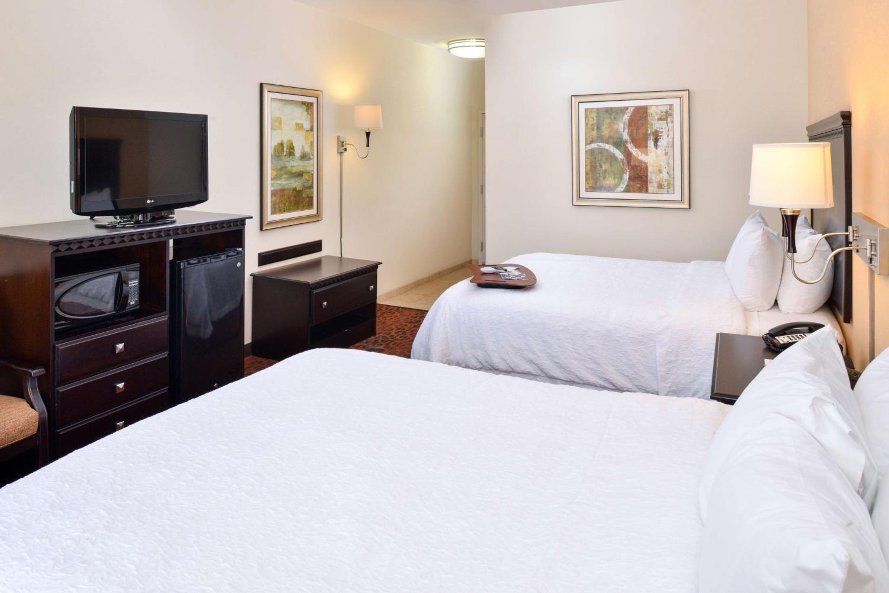 Room with Two Queen Beds - Non-Smoking - Photo 2