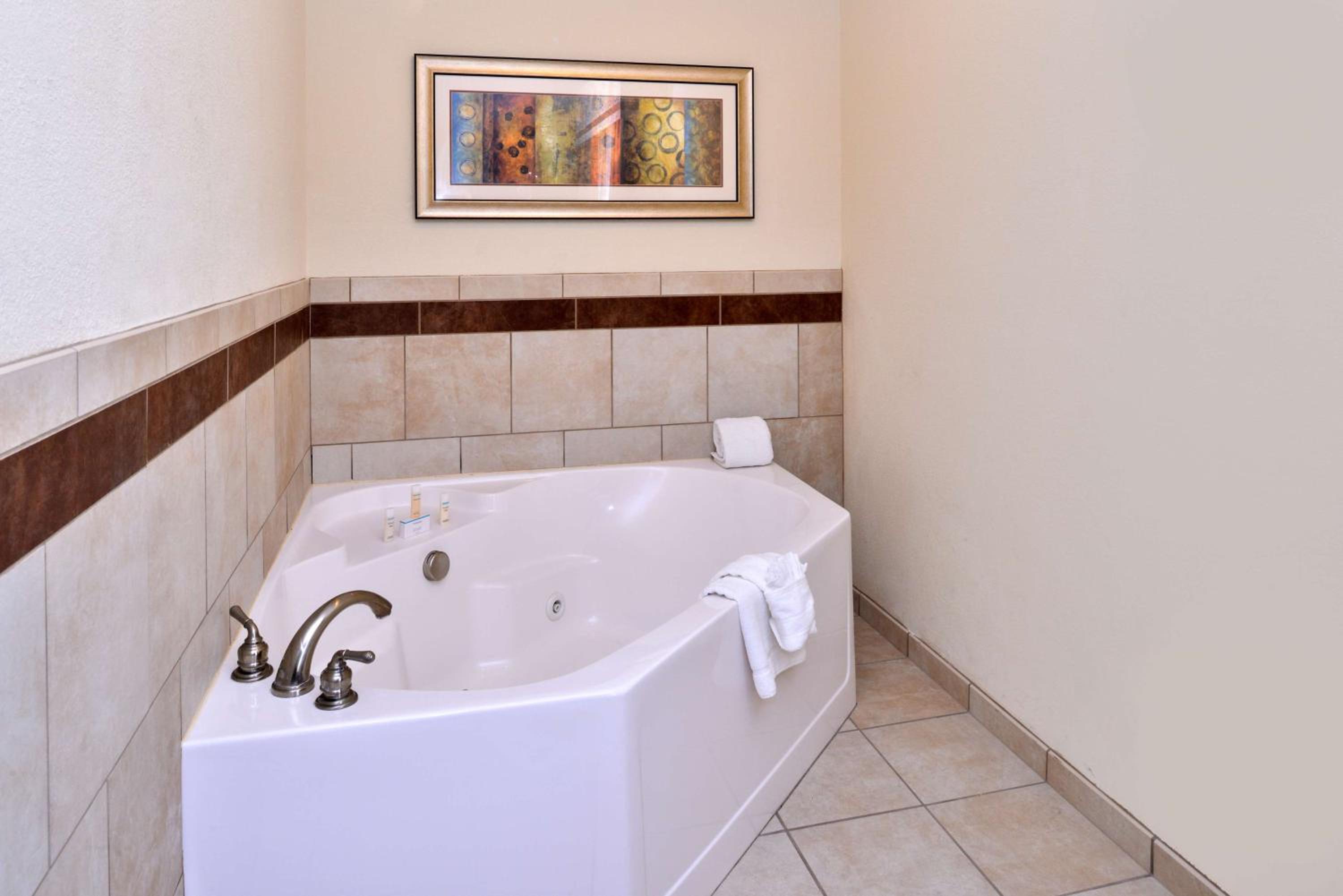 King Suite with Spa Bath - Non-Smoking - Photo 4