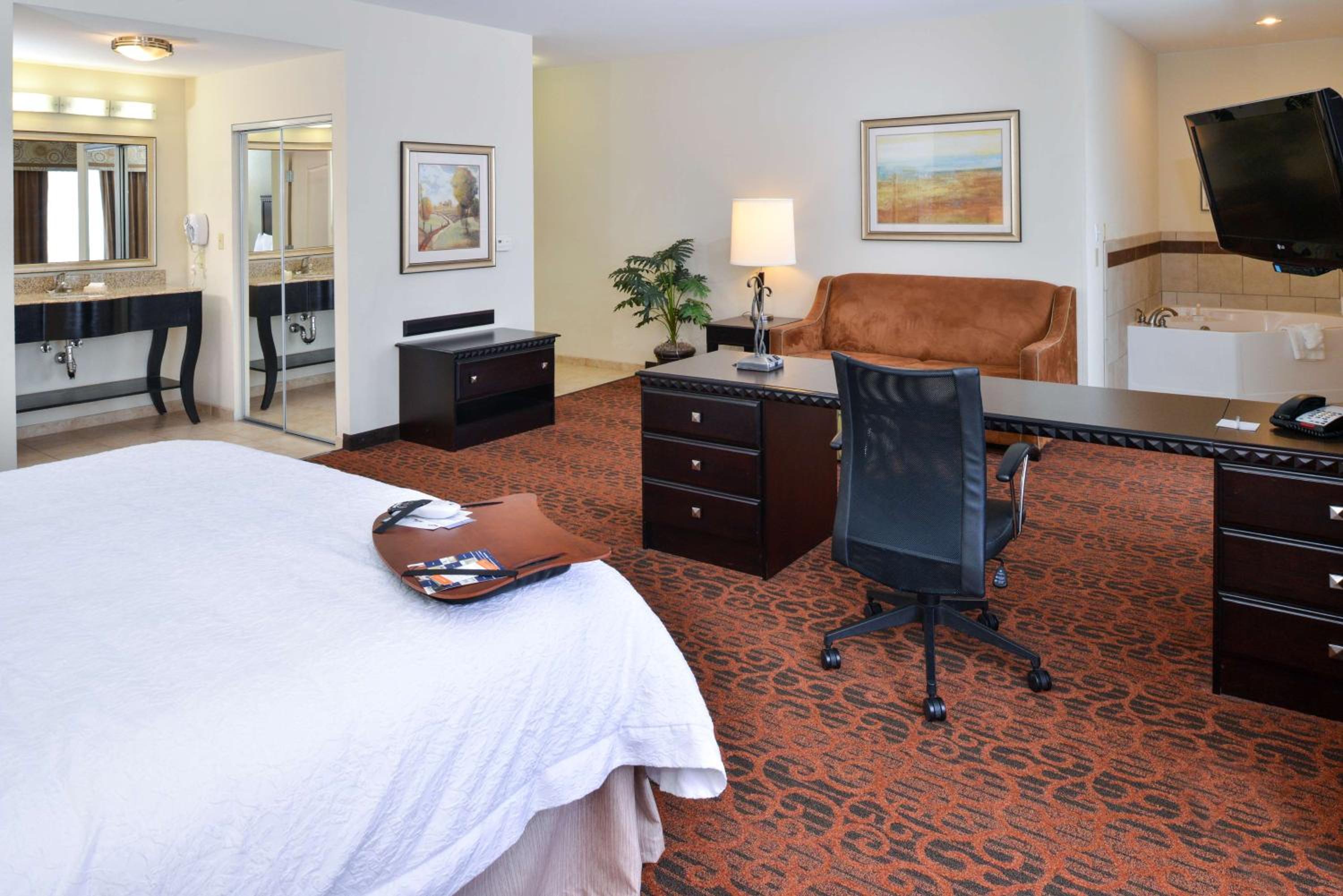 King Suite with Spa Bath - Non-Smoking - Photo 1