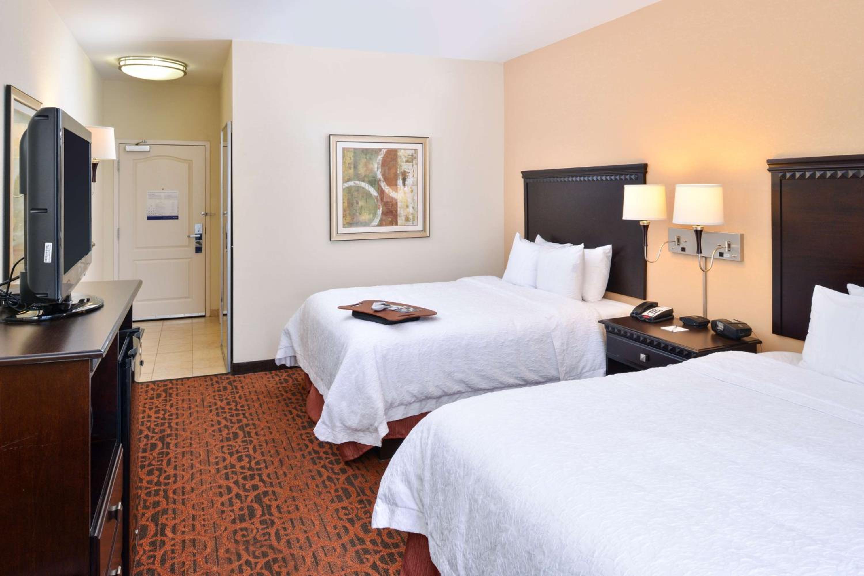 Room with Two Queen Beds - Non-Smoking - Photo 3