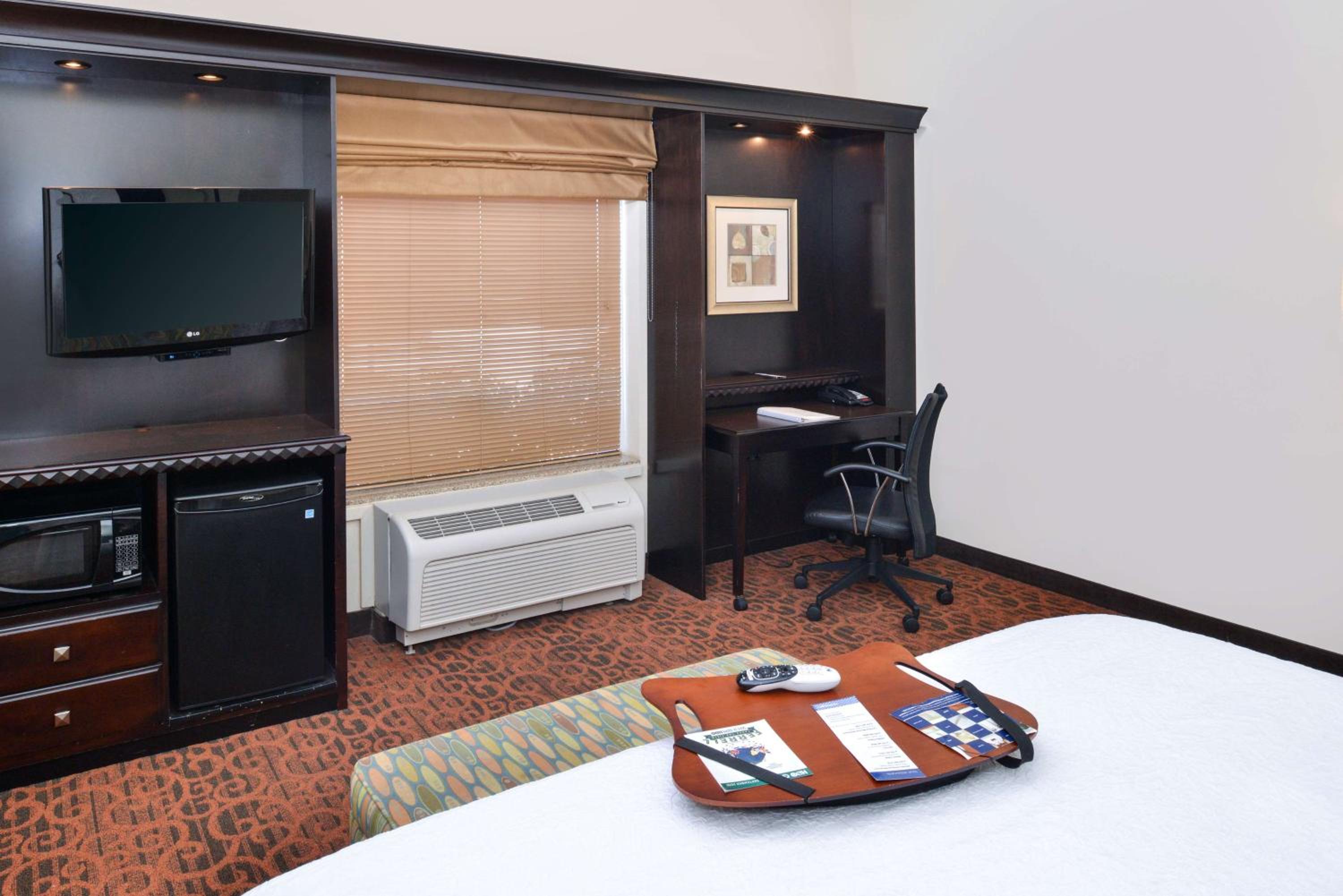 King Room with King Bed - Non-Smoking - Photo 3