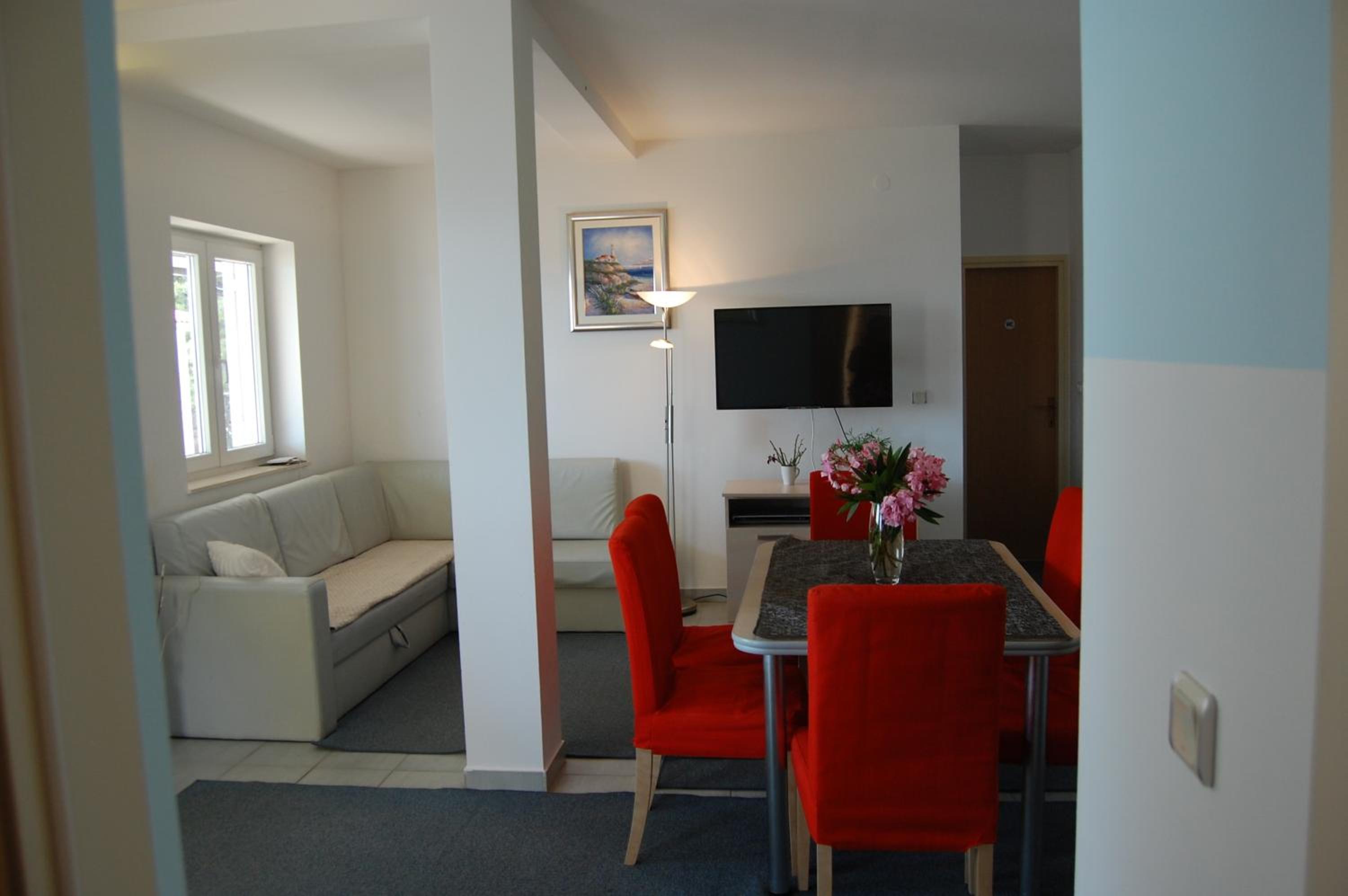 Two-Bedroom Apartment with Terrace and Sea View - Photo 33