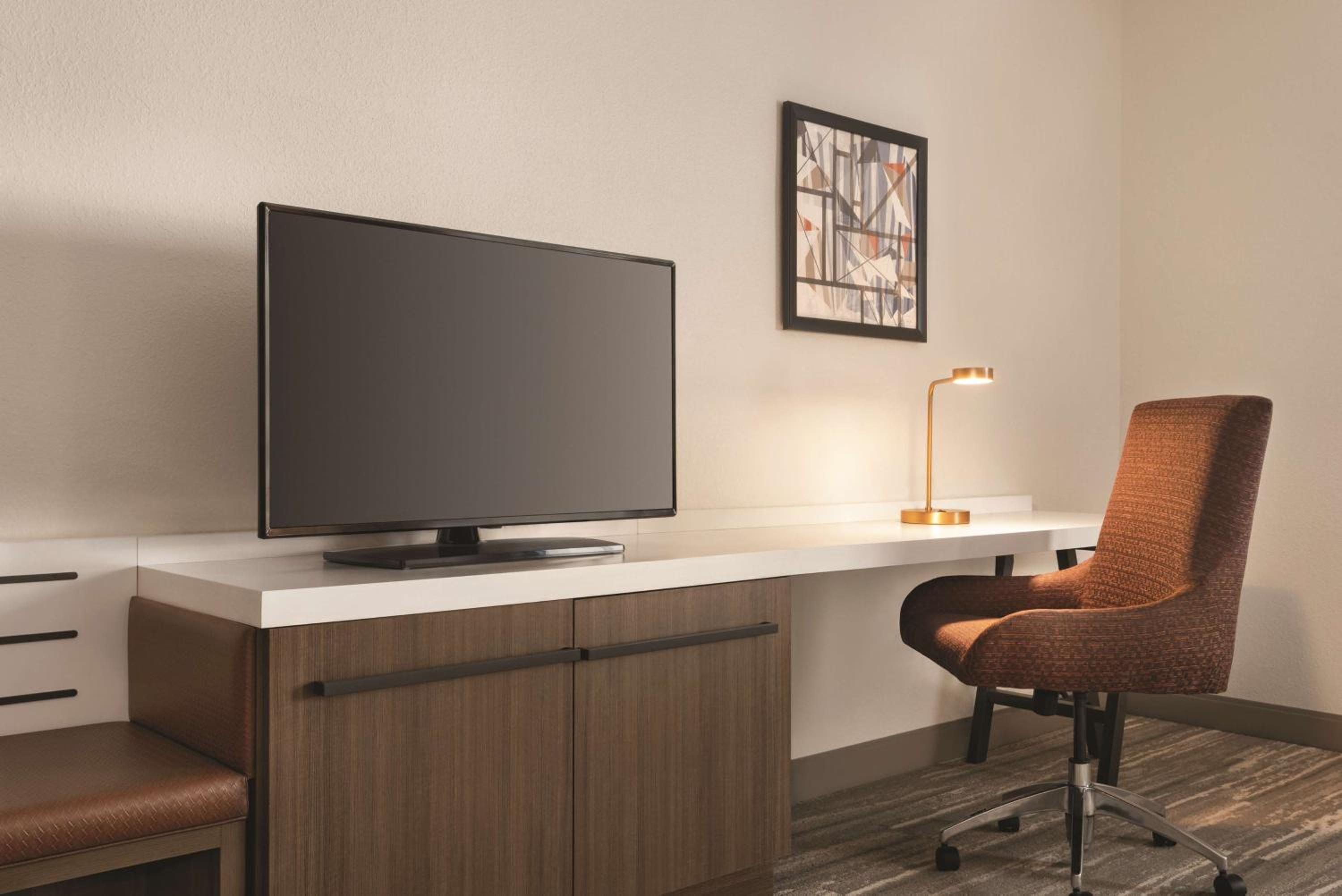 King Room with Tub - Mobility and Hearing Access - Photo 2