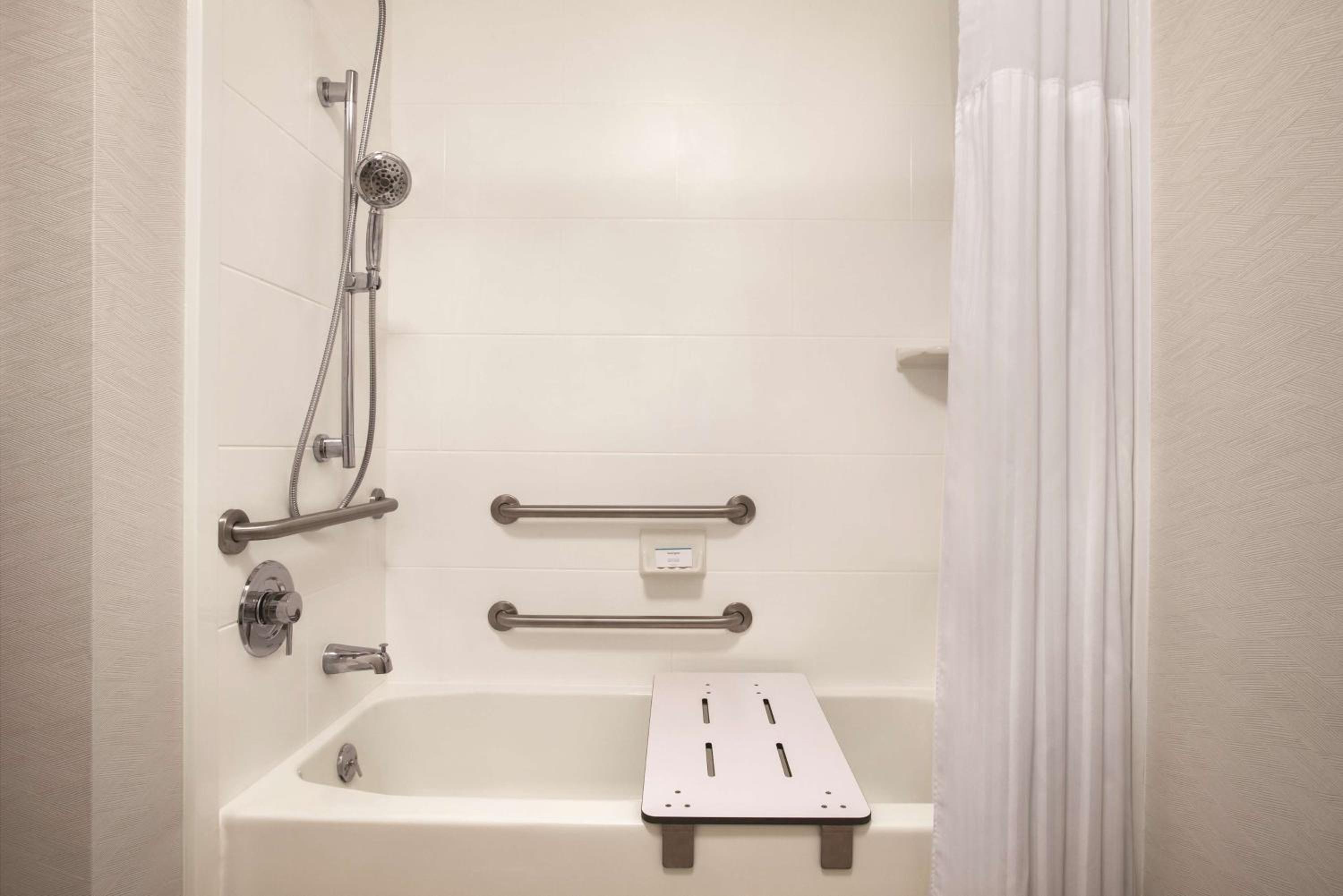 King Room with Tub - Mobility and Hearing Access - Photo 4