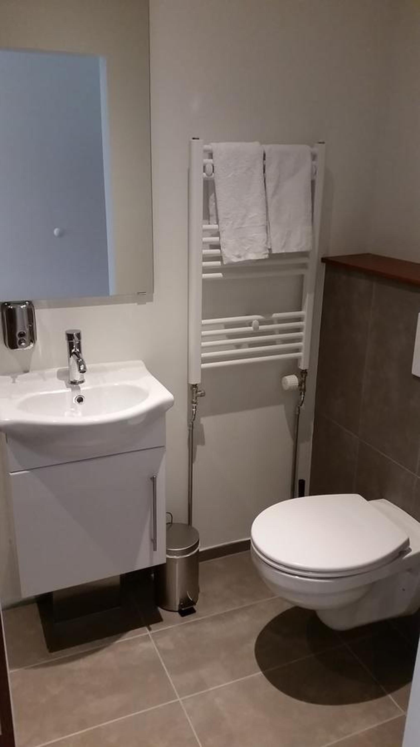 Double or Twin Room with Private Bathroom - Photo 10
