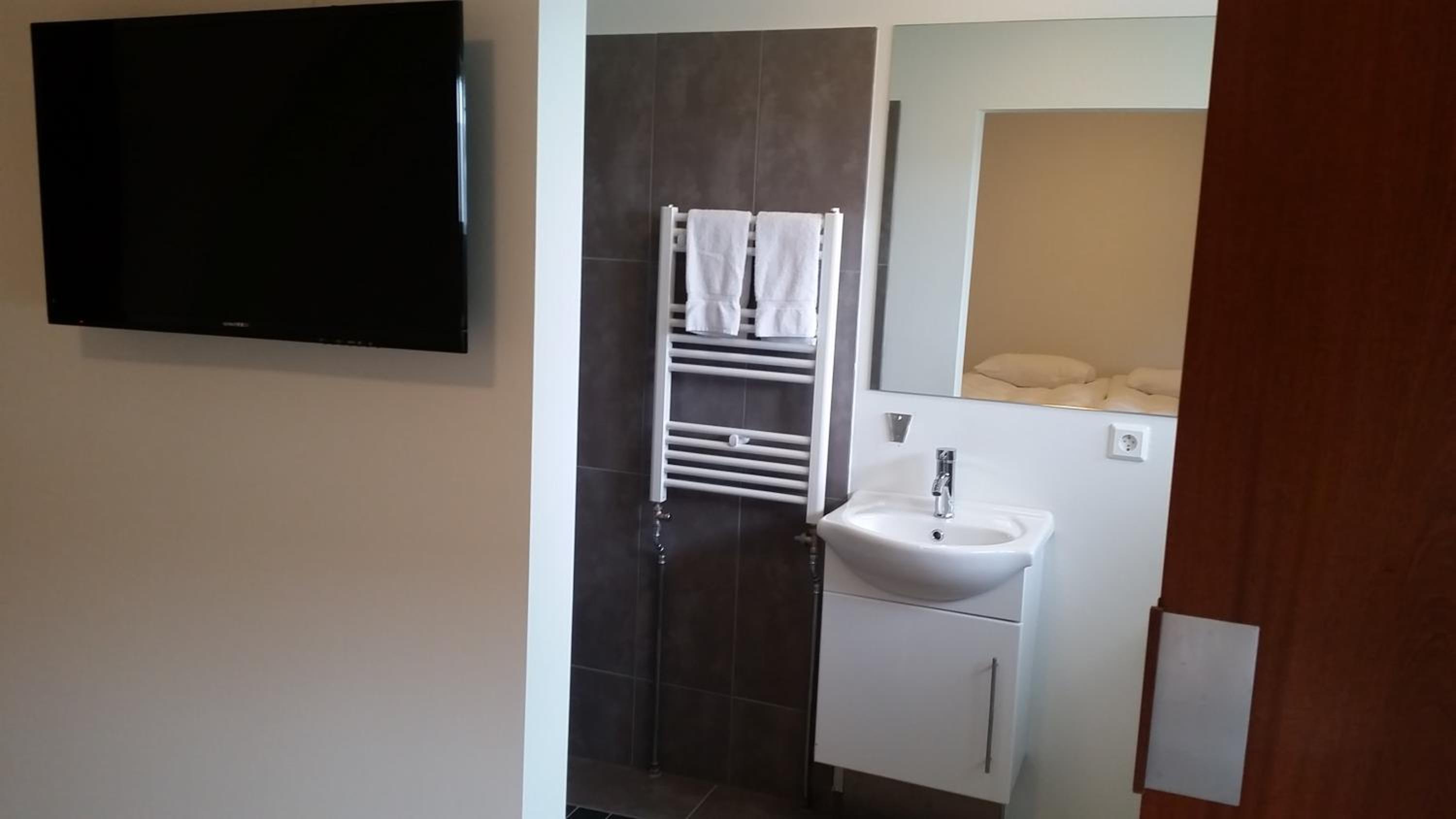Double or Twin Room with Private Bathroom - Photo 9