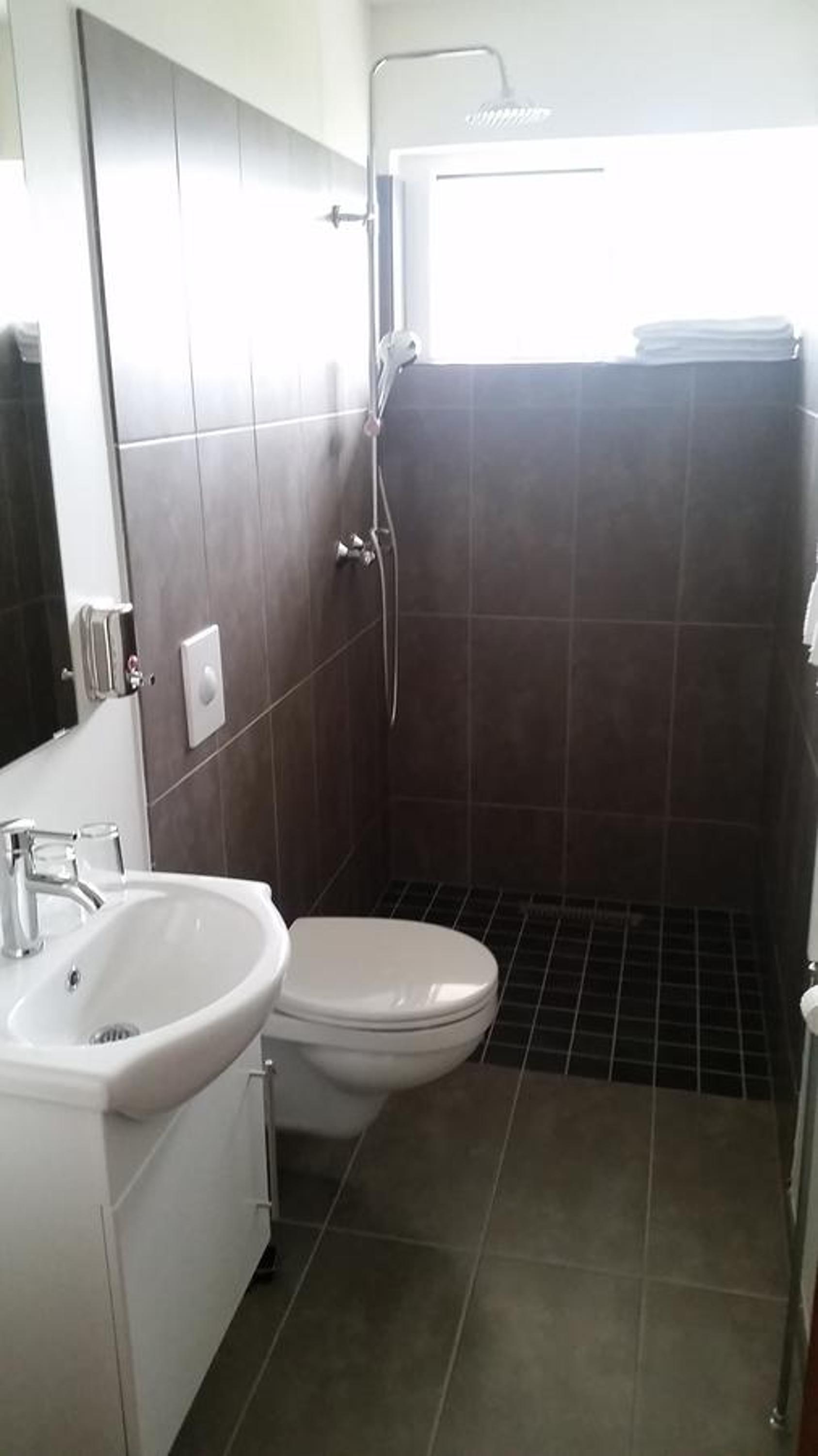 Double or Twin Room with Private Bathroom - Photo 11