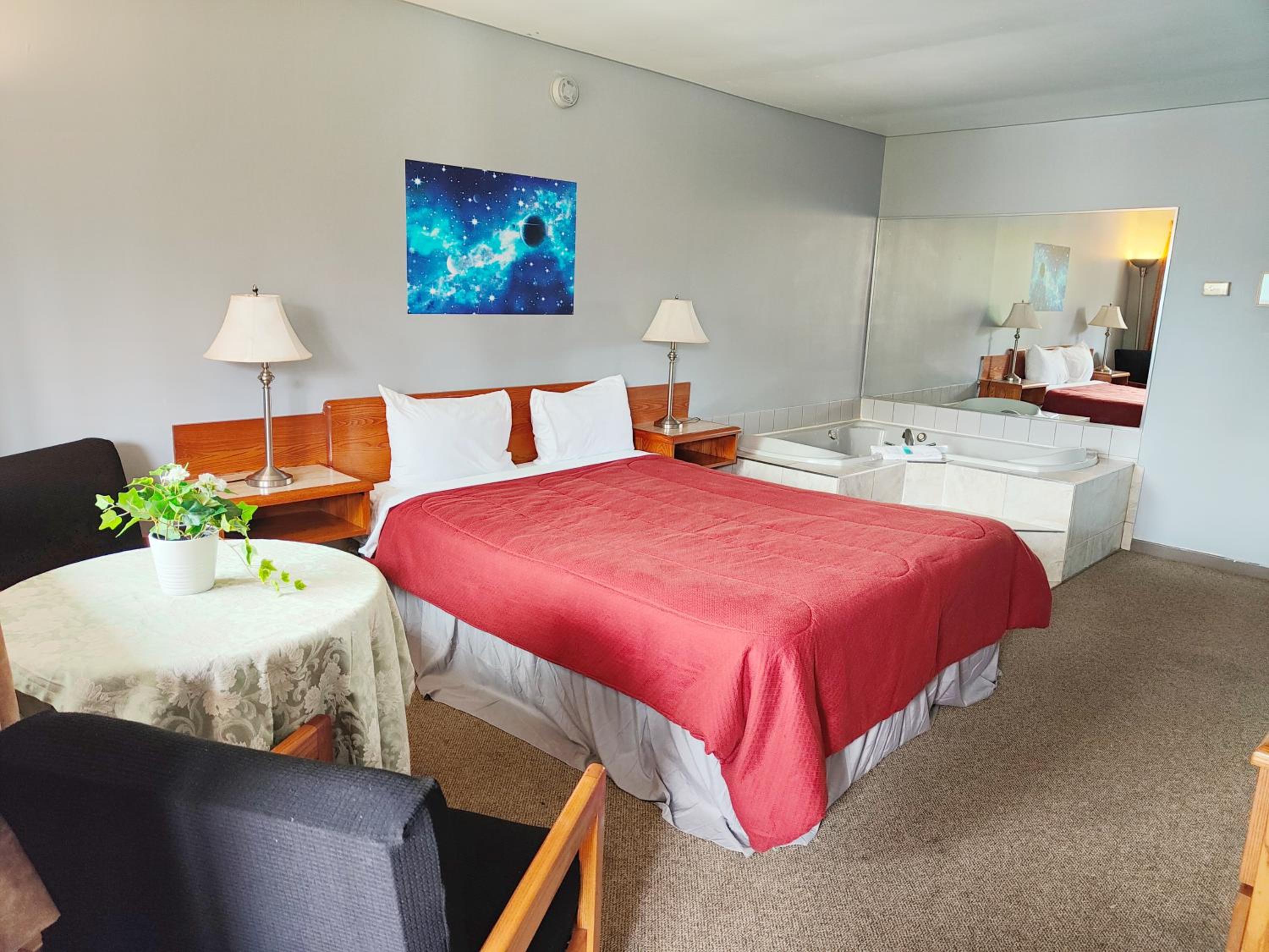 Queen Room with Spa Bath - Smoking