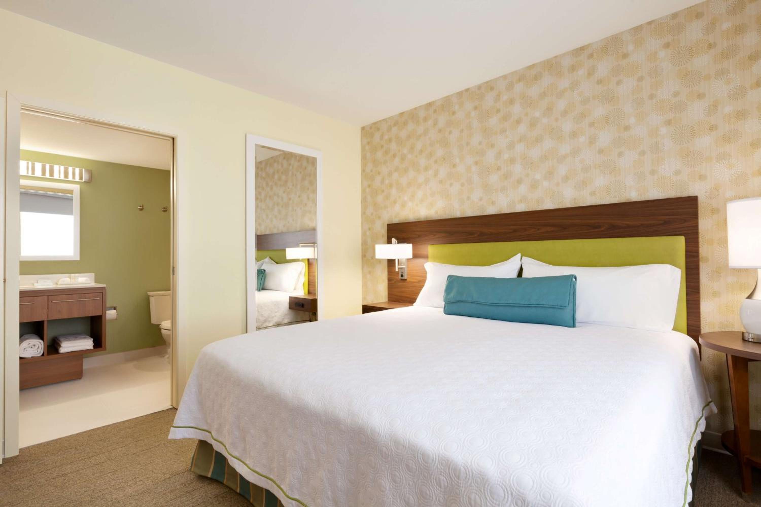 One-Bedroom King Suite - Mobility Accessible photo 2