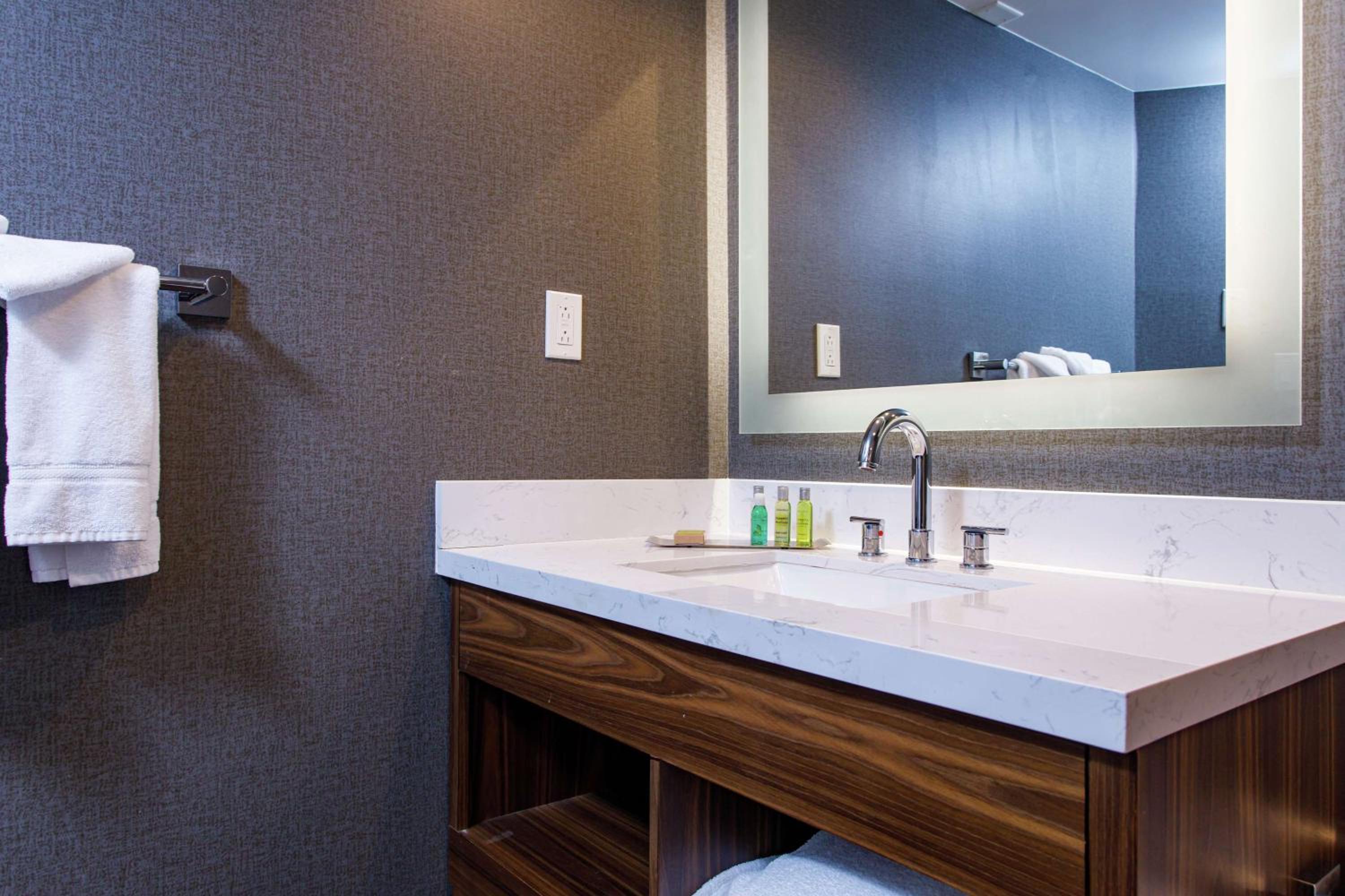 Junior King Suite - Photo 3