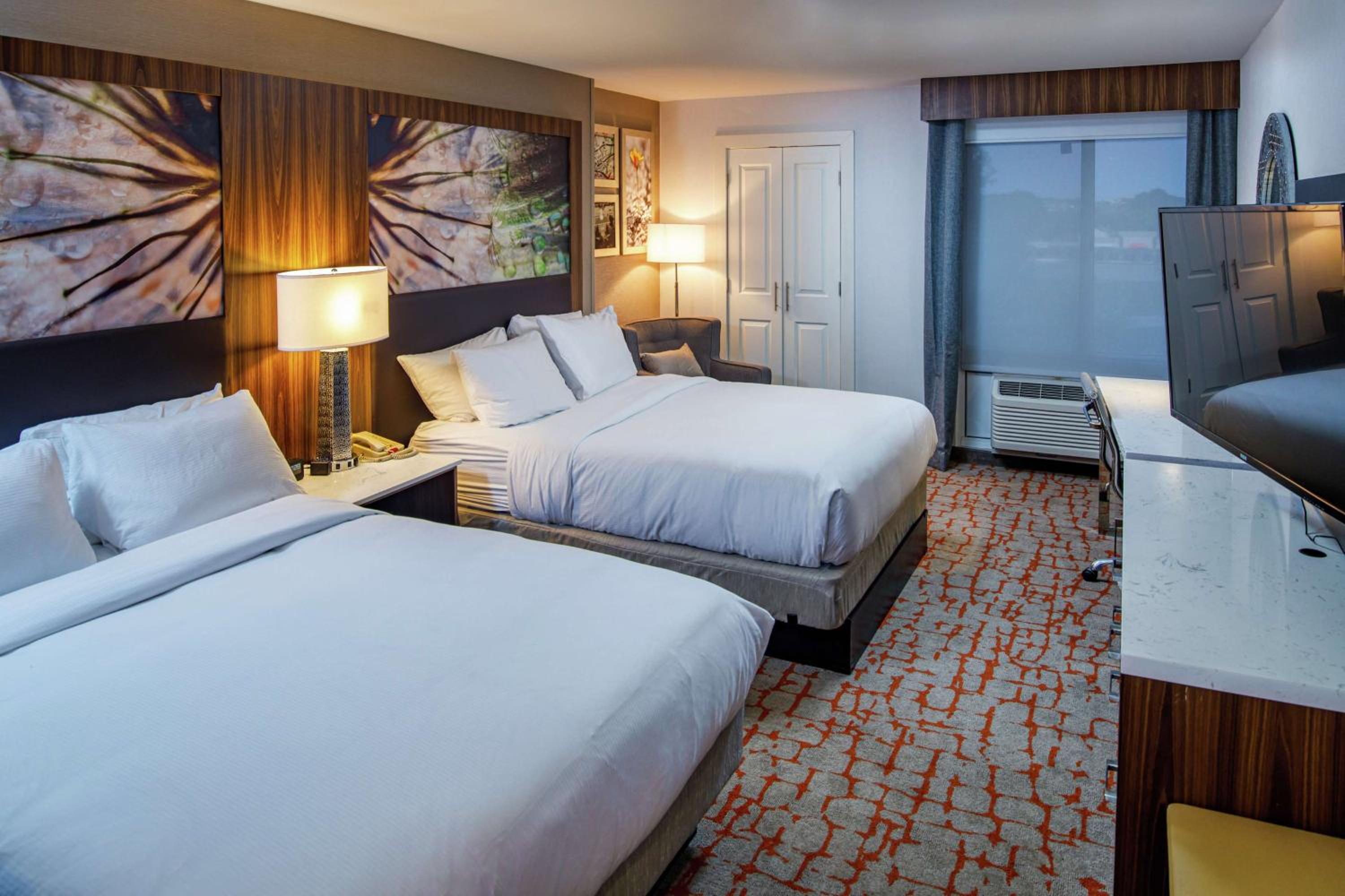 Queen Room with Two Queen Beds - Photo 3