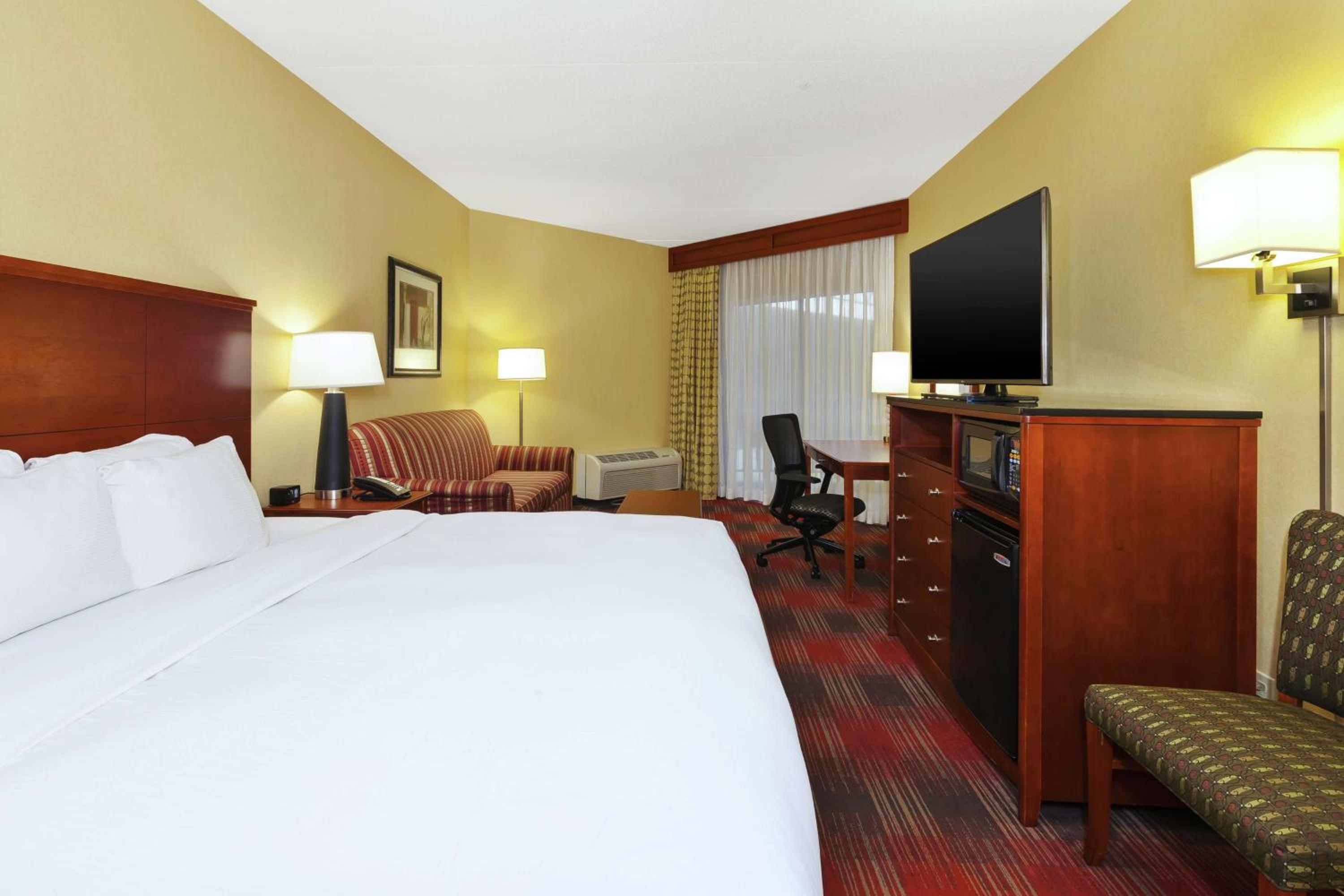 King Room with Indoor Balcony - Photo 4