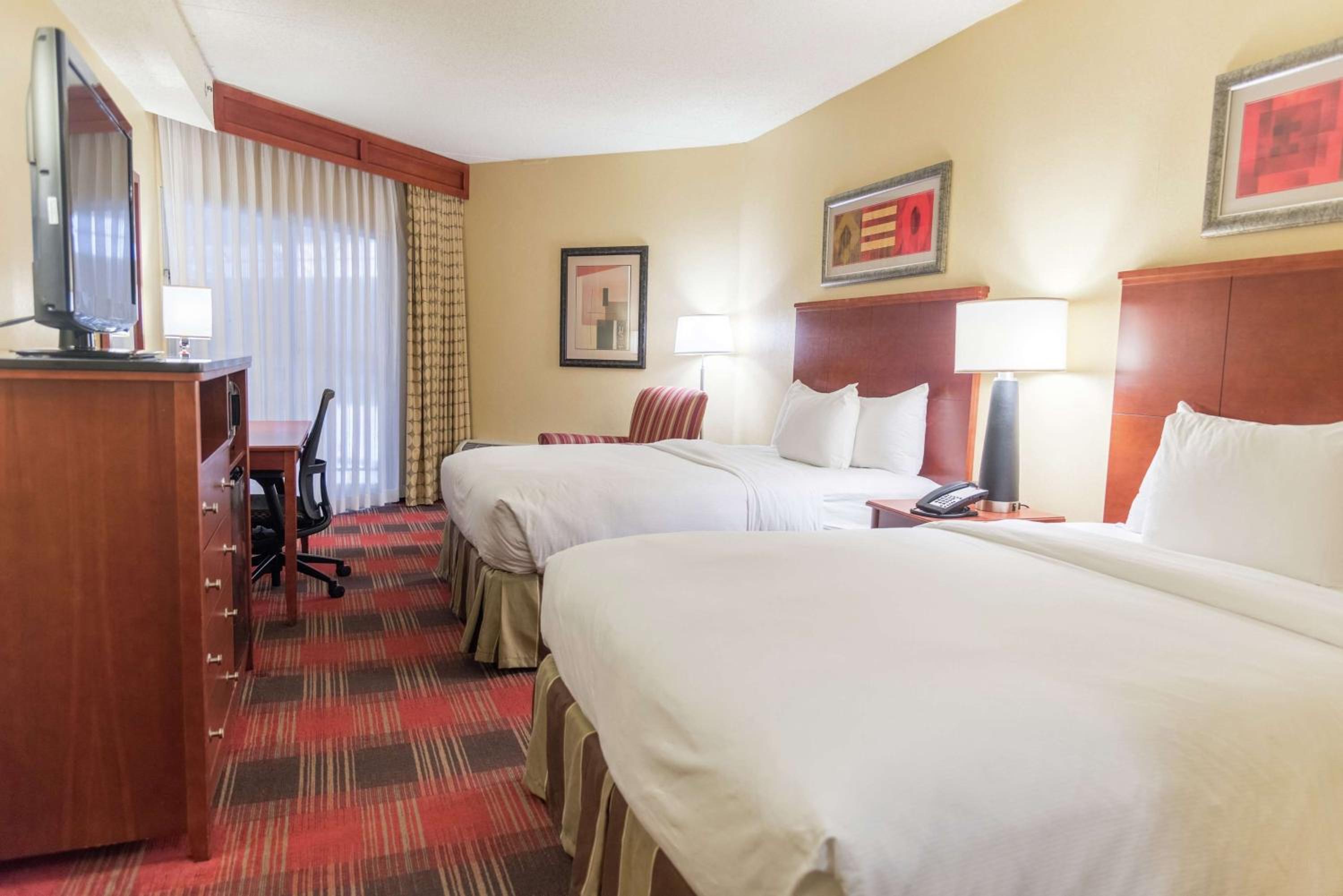 Queen Room with Two Queen Beds - Direct Pool Access photo 1
