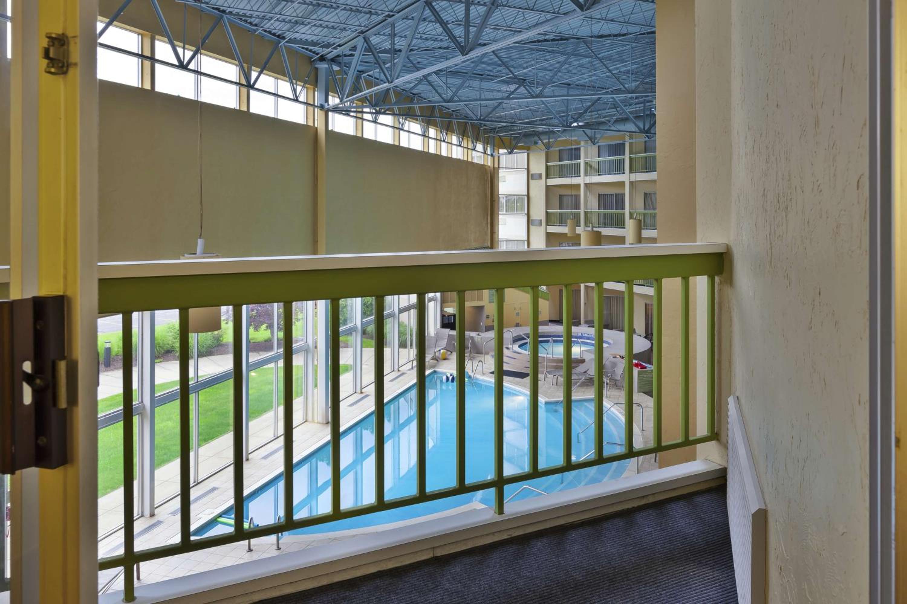 King Room with Indoor Balcony - Photo 3