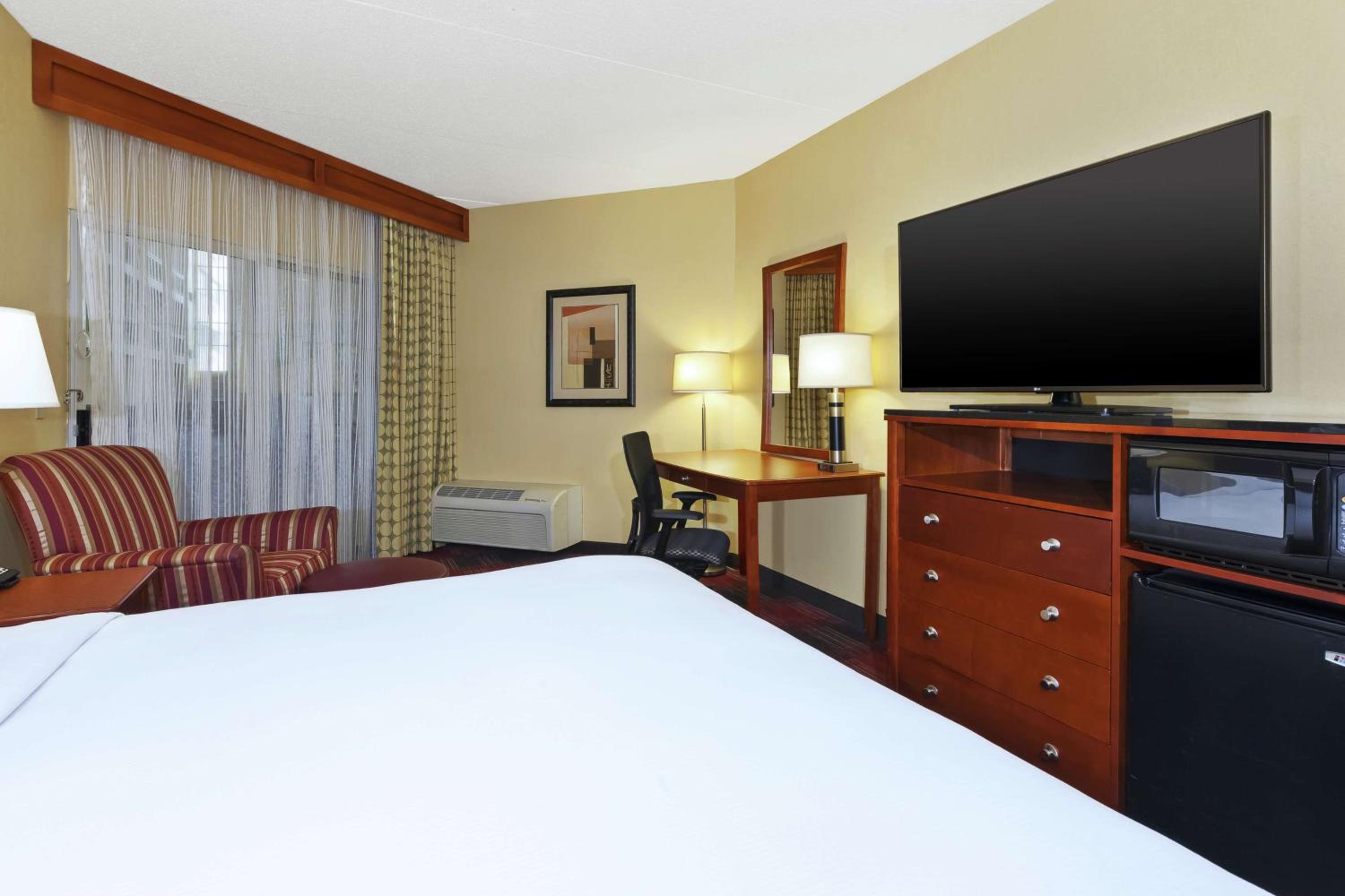 King Room with Roll-In Shower - Mobility Accessible - Photo 1