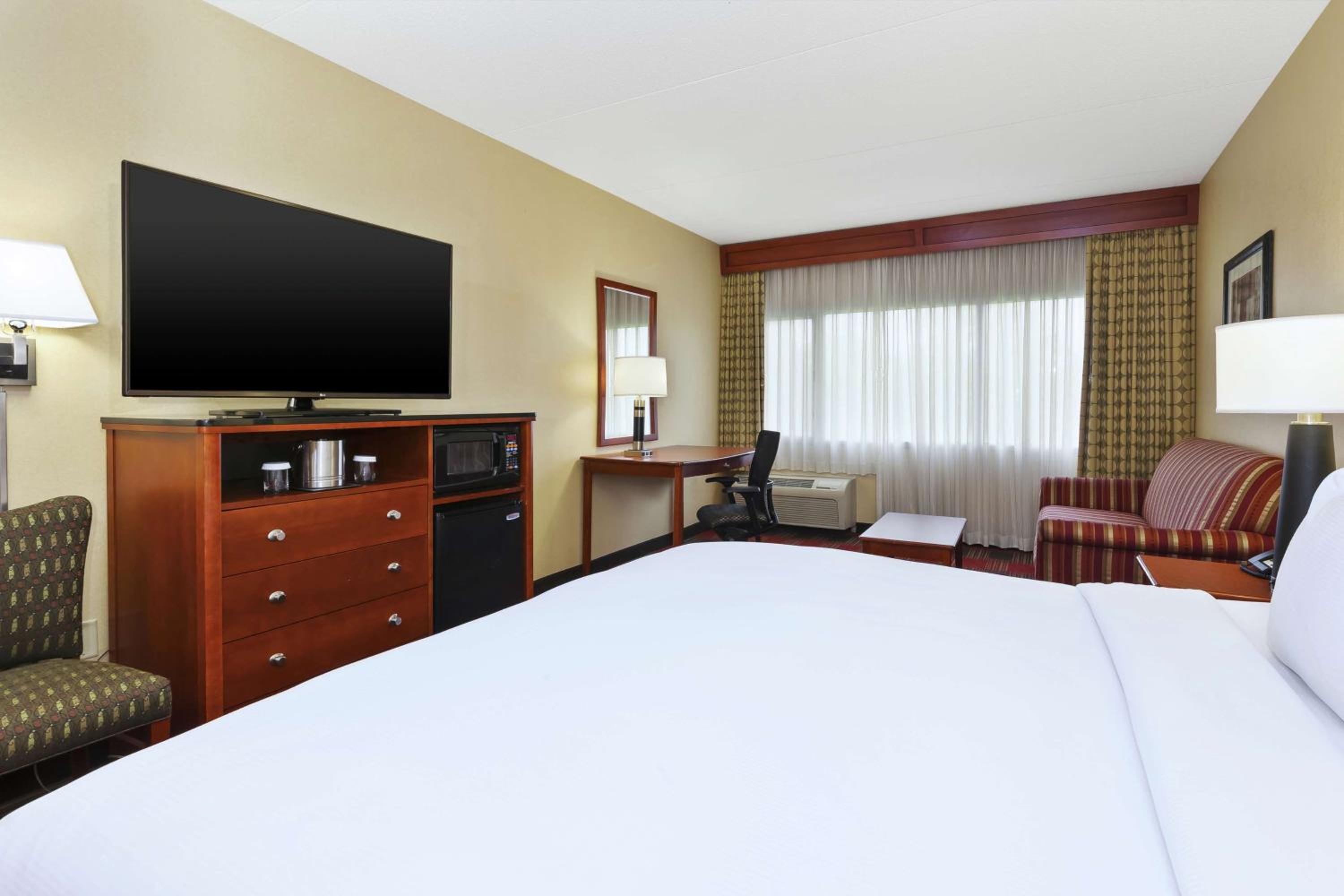 King Room with Bath Tub - Mobility Access - Photo 1