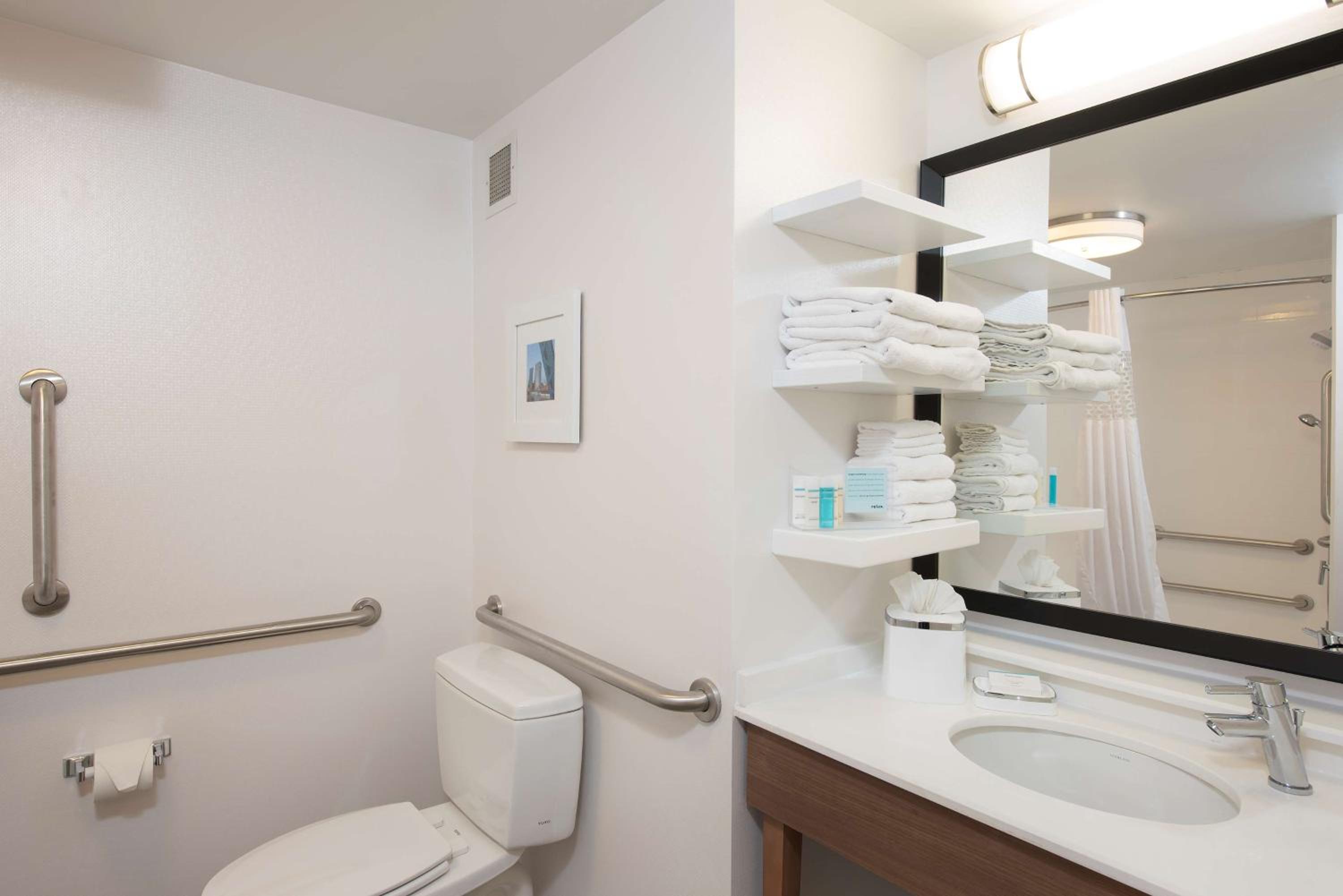 King Room with Accessible Tub - Mobility and Hearing Access/Non-Smoking - Photo 4