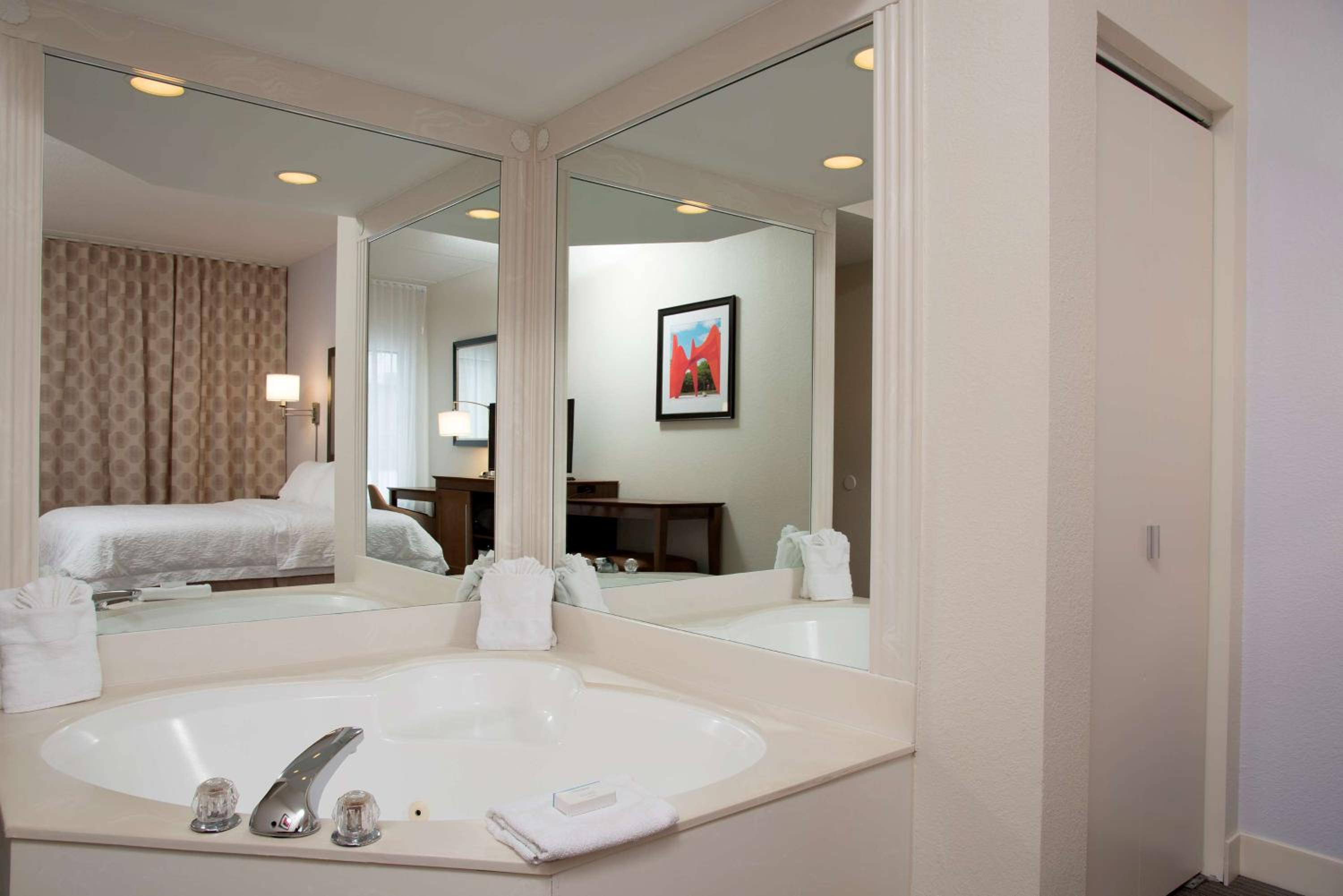 King Room with Spa Bath - Photo 3